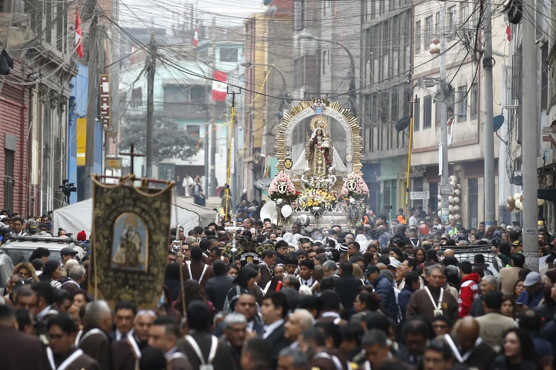 Hoy se inicia la procesión de la Santísima Virgen del Carmen que recorre las calles de Barrios Altos, en el Cercado de Lima, como parte de esta festividad, que se celebra todos los 16 de julio. 
Foto: ANDINA/ Eddy Ramos