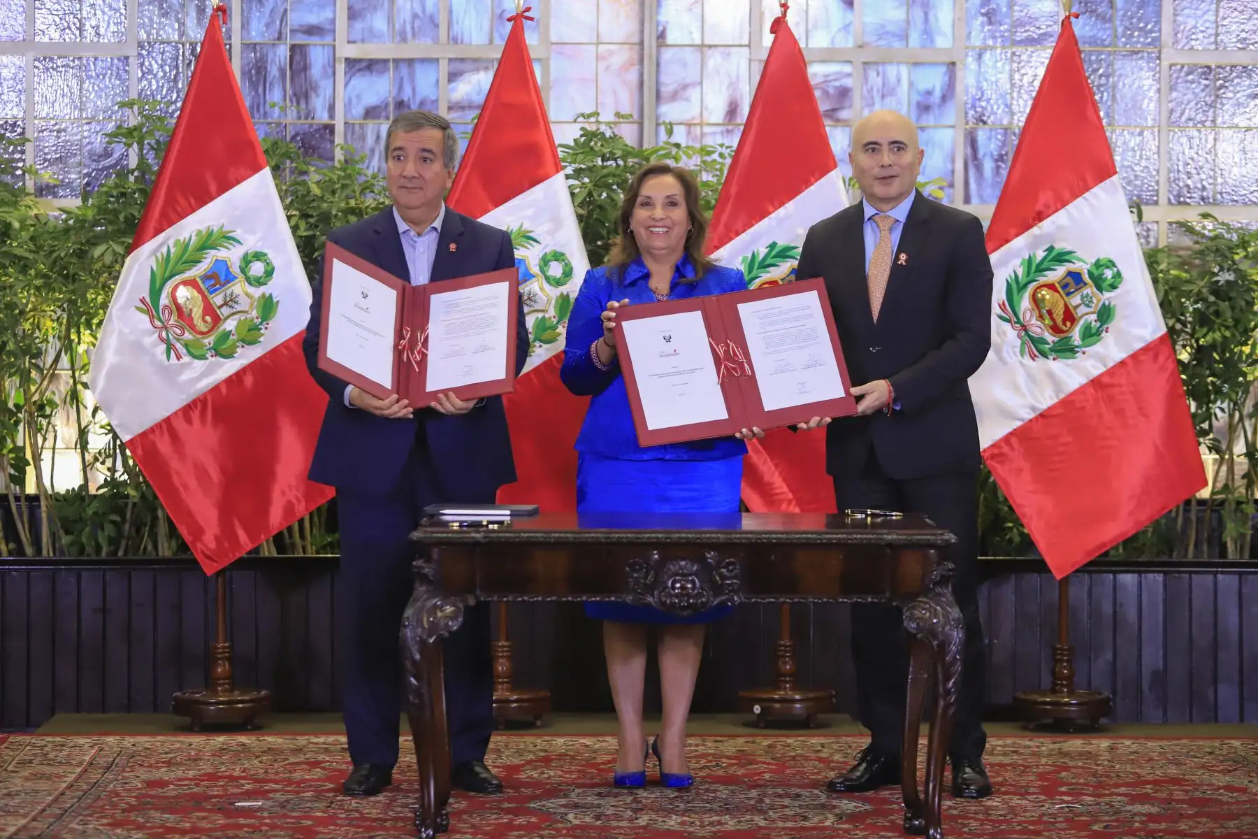 La presidenta de la república, Dina Ercilia Boluarte Zegarra, lidera la ceremonia de firma del contrato de concesión del proyecto PTAR Chincha, una obra para mejorar el tratamiento de aguas residuales en siete distritos de la provincia de Chincha. Foto: ANDINA/Prensa Presidencia