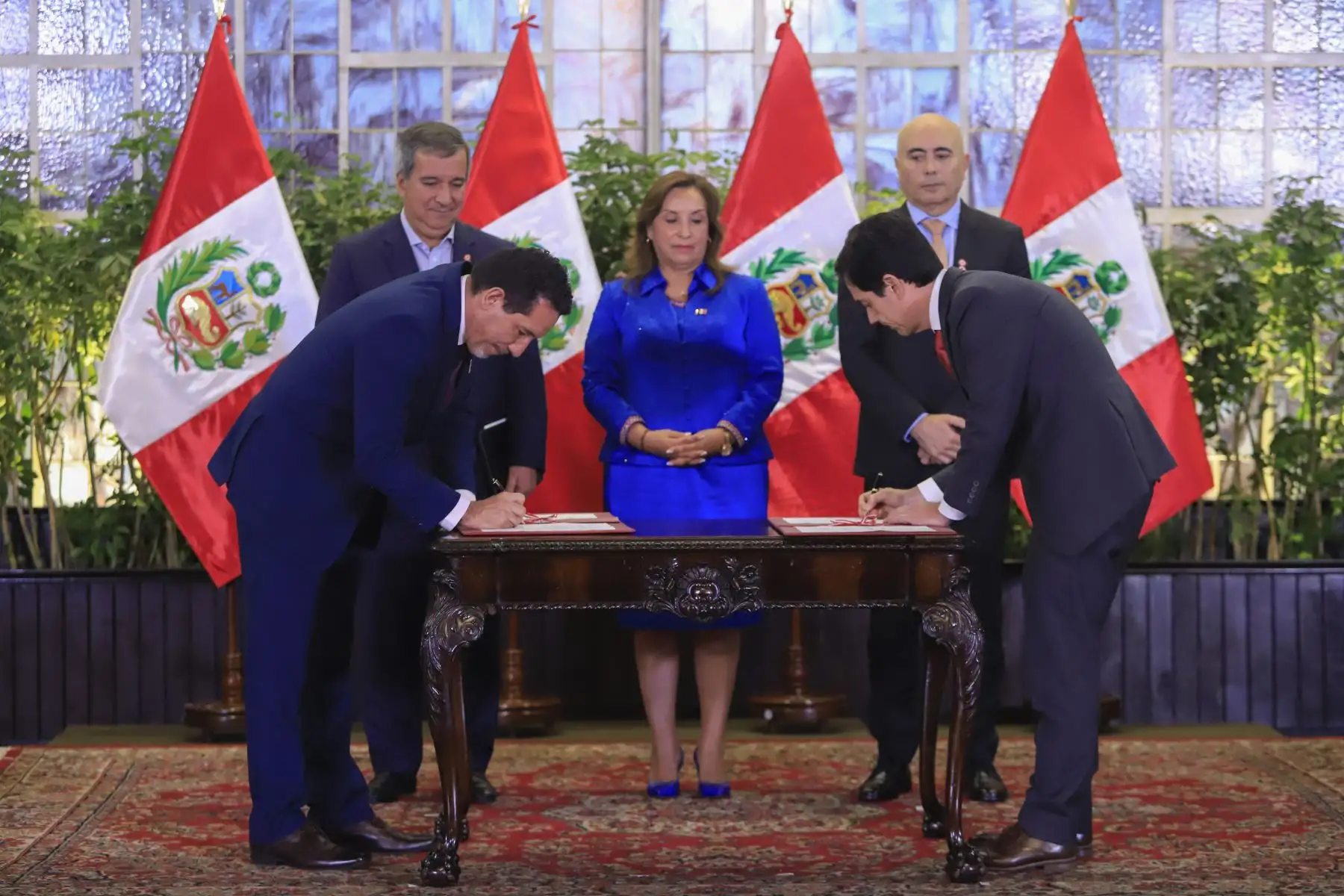 La presidenta de la república, Dina Ercilia Boluarte Zegarra, lidera la ceremonia de firma del contrato de concesión del proyecto PTAR Chincha, una obra para mejorar el tratamiento de aguas residuales en siete distritos de la provincia de Chincha. Foto: ANDINA/Prensa Presidencia