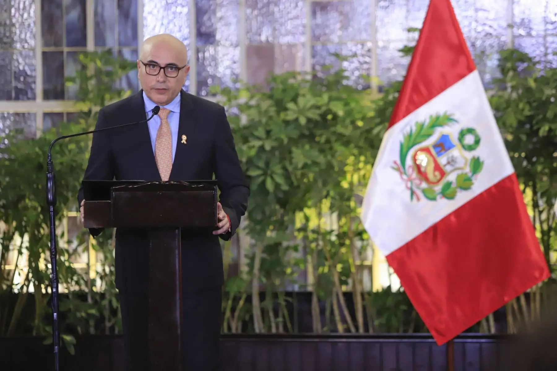 La presidenta de la república, Dina Ercilia Boluarte Zegarra, lidera la ceremonia de firma del contrato de concesión del proyecto PTAR Chincha, una obra para mejorar el tratamiento de aguas residuales en siete distritos de la provincia de Chincha. Foto: ANDINA/Prensa Presidencia