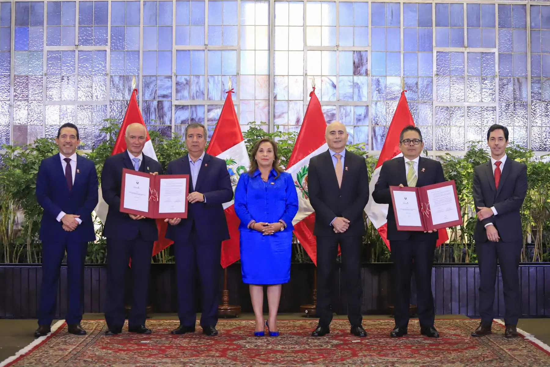 La presidenta de la república, Dina Ercilia Boluarte Zegarra, lidera la ceremonia de firma del contrato de concesión del proyecto PTAR Chincha, una obra para mejorar el tratamiento de aguas residuales en siete distritos de la provincia de Chincha. Foto: ANDINA/Prensa Presidencia