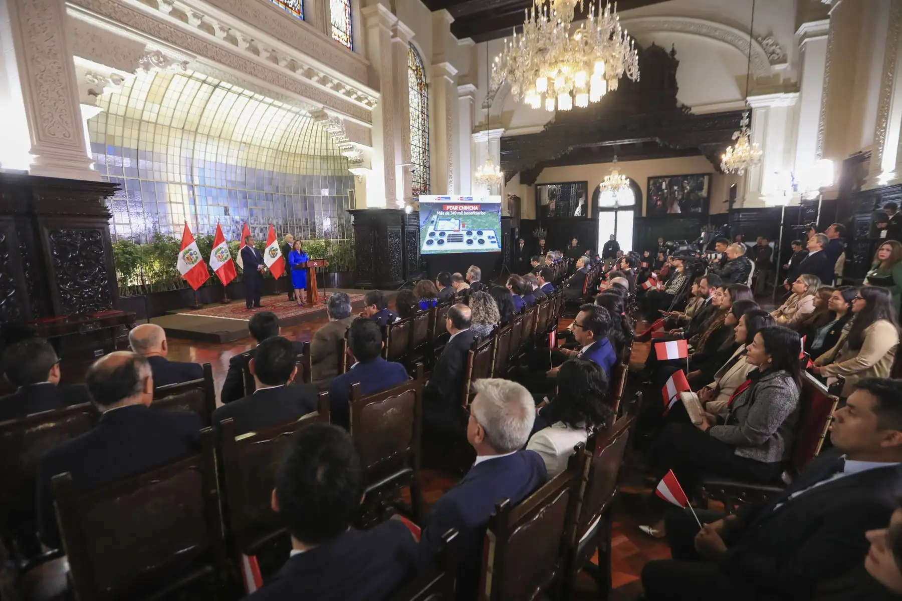 La presidenta de la república, Dina Ercilia Boluarte Zegarra, lidera la ceremonia de firma del contrato de concesión del proyecto PTAR Chincha, una obra para mejorar el tratamiento de aguas residuales en siete distritos de la provincia de Chincha. Foto: ANDINA/Prensa Presidencia