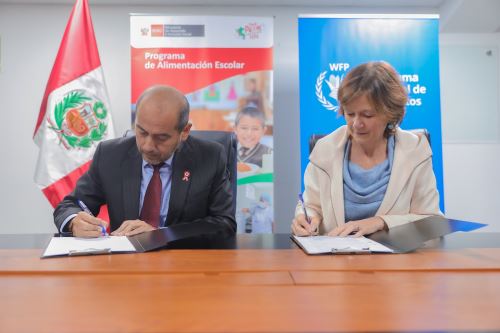 Sarah Laughton, directora País del Programa Mundial de Alimentos, suscribe convenio específico de asistencia técnica de cooperación internacional con el  Programa de Alimentación Escolar del Midis, representado por su director ejecutivo, Willman Ardiles.