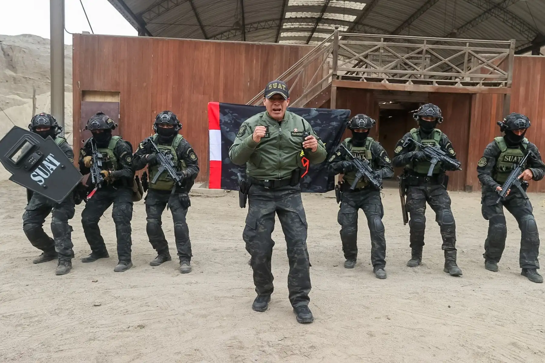 Coronel Roberto Esteban Manyari y su equipo especializado de la Dinoes. 

Foto: ANDINA/Juan Carlos Guzmán Negrini