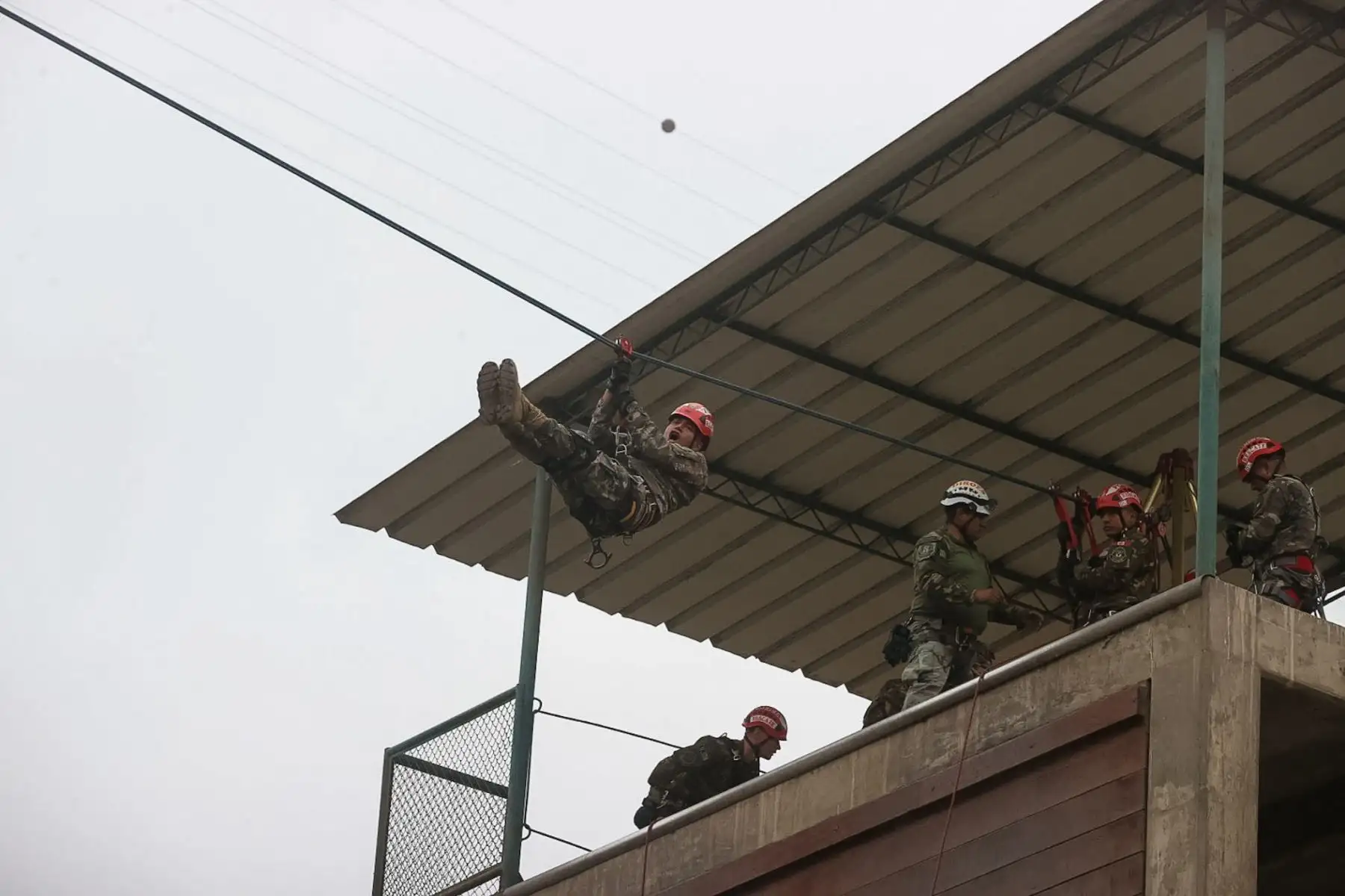 La Policía Nacional a través de sus unidades Dinoes, Grecco y Suat, realizaron intervenciones tácticas demostrativas que formarán parte de gran desfile militar policial por fiestas patrias. 

Foto: ANDINA/Juan Carlos Guzmán Negrini