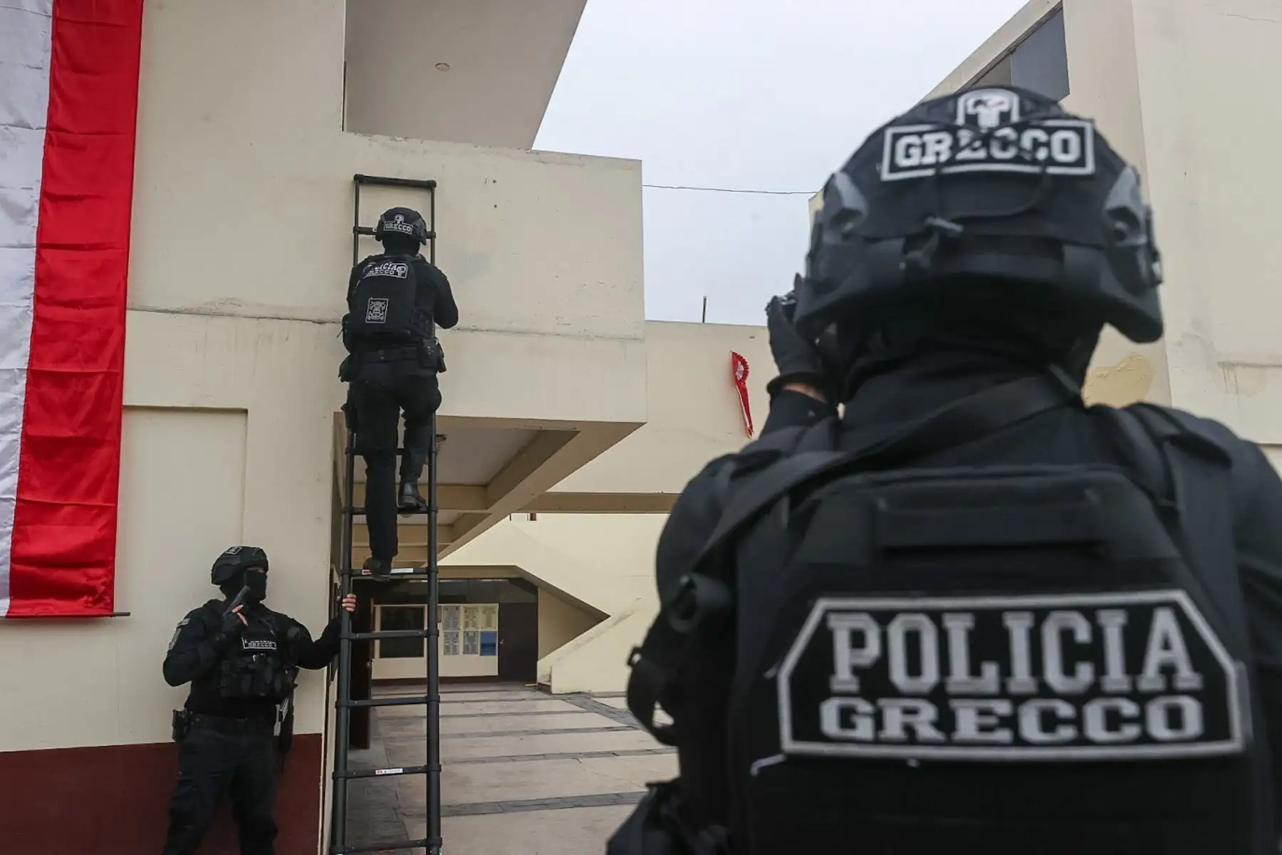 La Policía Nacional a través de sus unidades Dinoes, Grecco y Suat, realizaron intervenciones tácticas demostrativas que formarán parte de gran desfile militar policial por fiestas patrias. 

Foto: ANDINA/Juan Carlos Guzmán Negrini