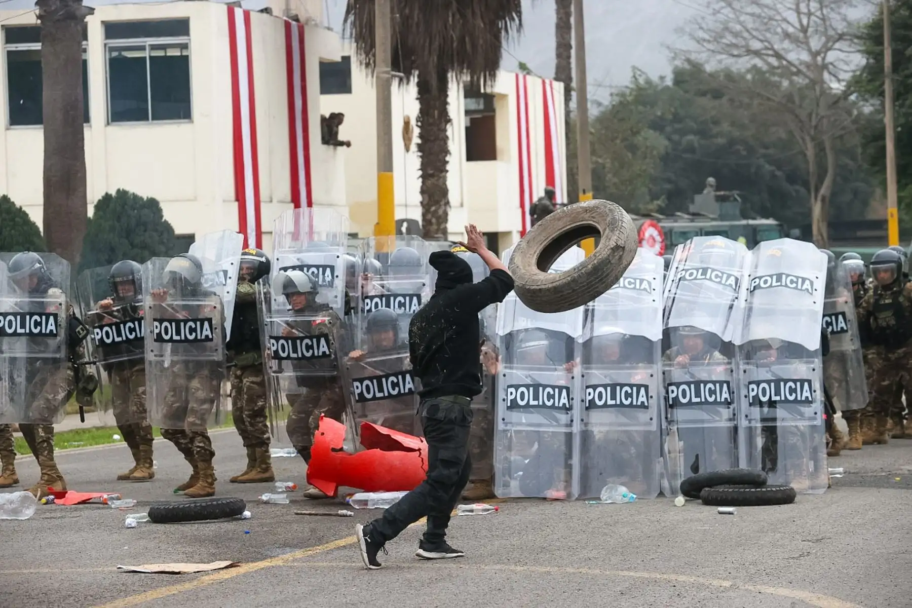 La Policía Nacional a través de sus unidades Dinoes, Grecco y Suat, realizaron intervenciones tácticas demostrativas que formarán parte de gran desfile militar policial por fiestas patrias. 

Foto: ANDINA/Juan Carlos Guzmán Negrini