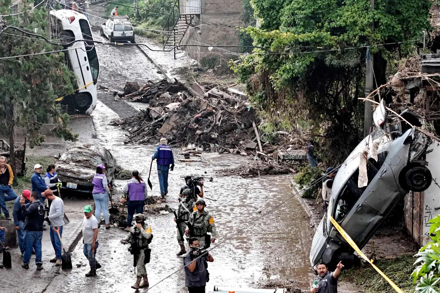 Al menos un menor murió y decenas de casas y calles se inundaron después de que las fuertes lluvias azotaran el municipio de Zapopan, en el oeste de México. AFP