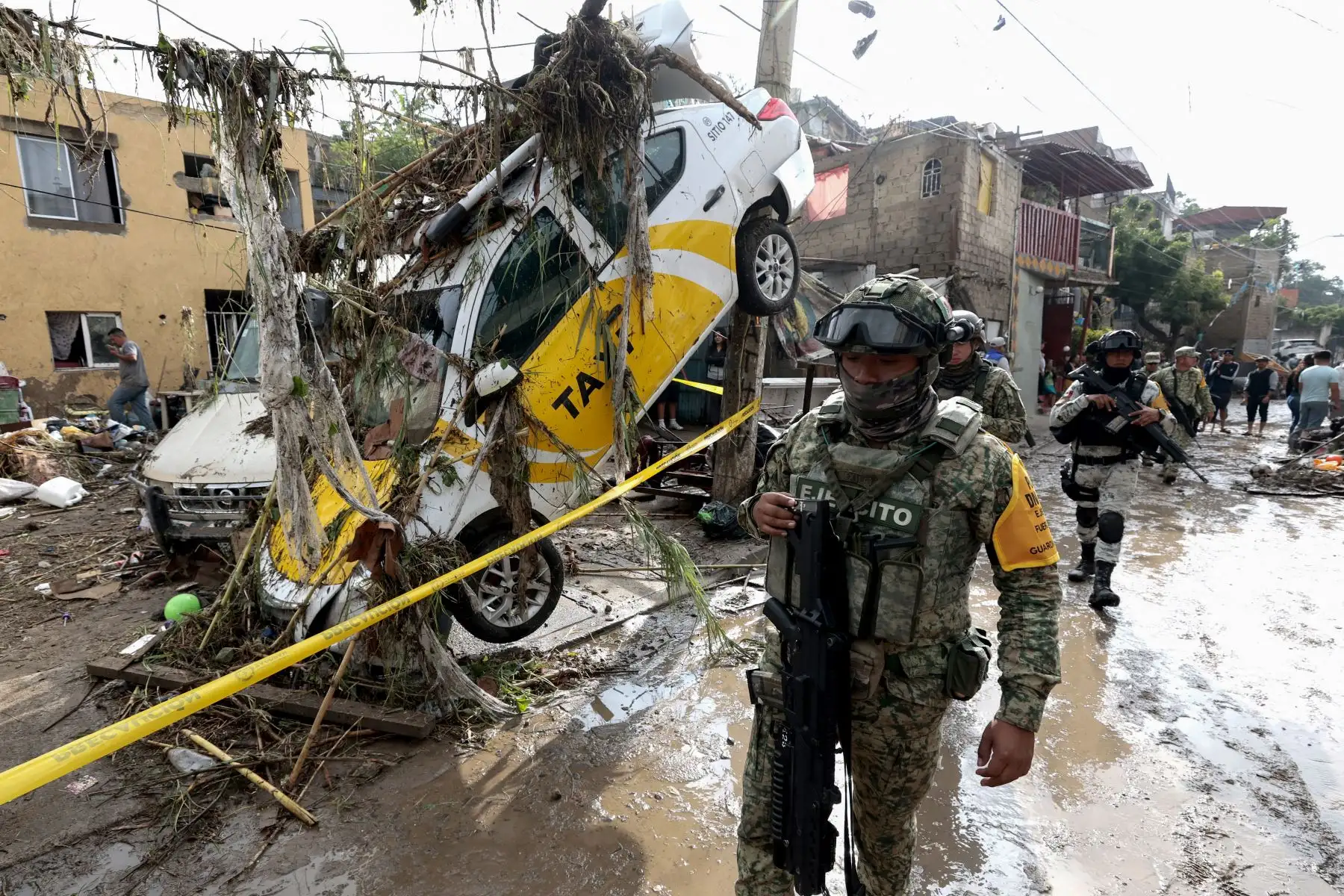 Soldados del ejército patrullan la zona afectada por inundaciones repentinas debido a las fuertes lluvias en Zapopan, Jalisco, México. AFP