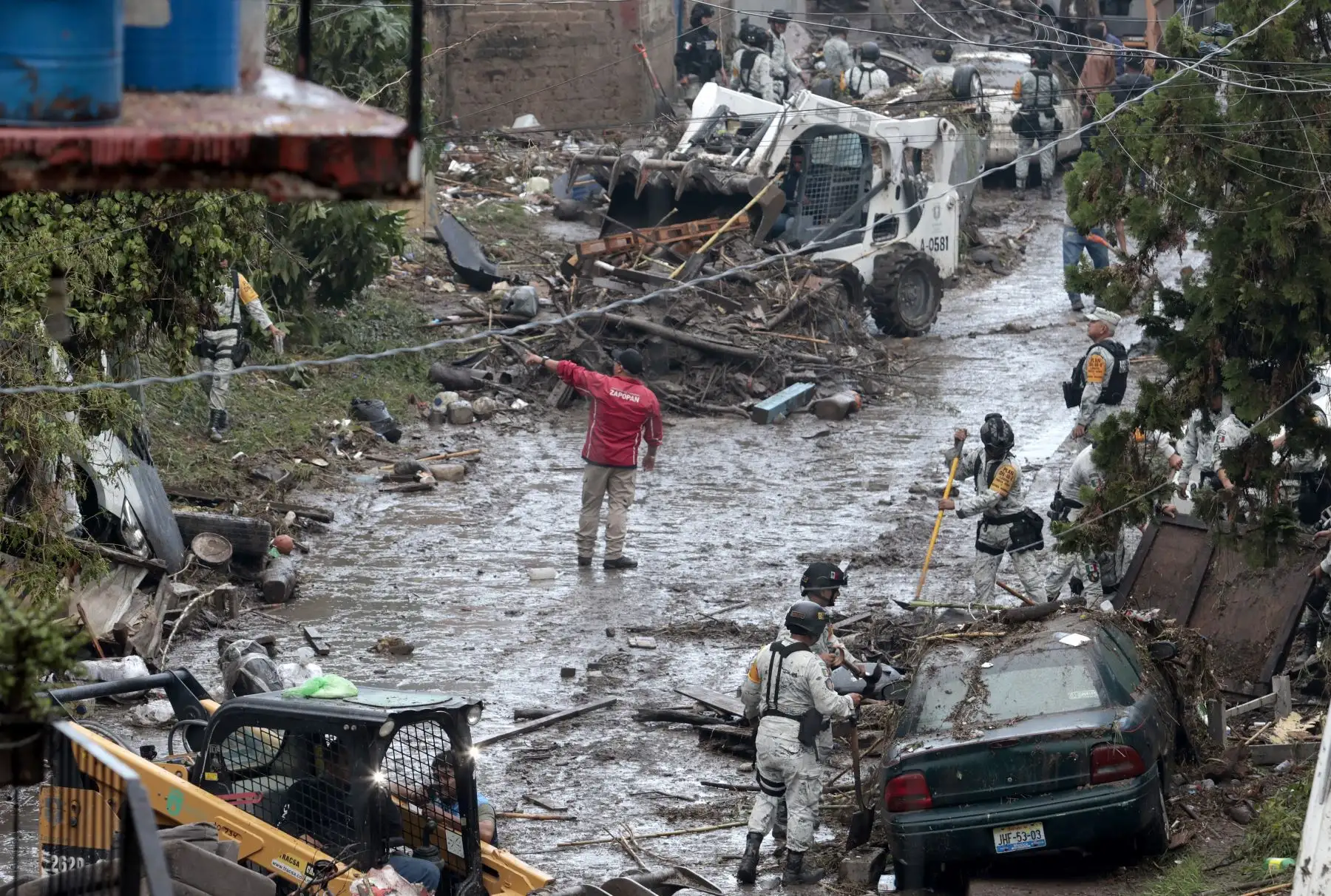 Soldados del Ejército trabajan en la zona afectada por inundaciones repentinas debido a fuertes lluvias en Zapopan, Jalisco, México. AFP