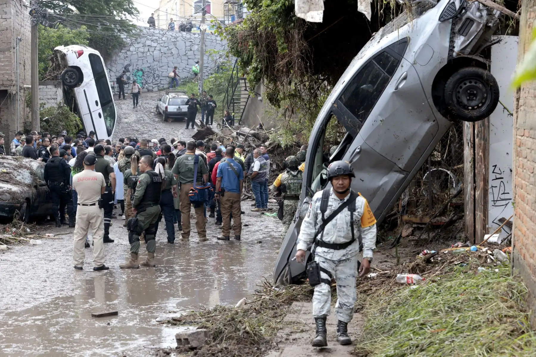Un soldado del ejército patrulla la zona afectada por inundaciones repentinas debido a las fuertes lluvias en Zapopan, estado de Jalisco, México. AFP