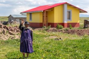 Del total de viviendas previstas para este año, 1,788 corresponden al nuevo diseño ampliado de 44.4 m², construido con material de ladrillo para una mayor resistencia térmica.