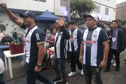Hinchas de Alianza llegan al estadio Alejandro Villanueva para alentar a su equipo que se enfrenta al gremio de Brasil