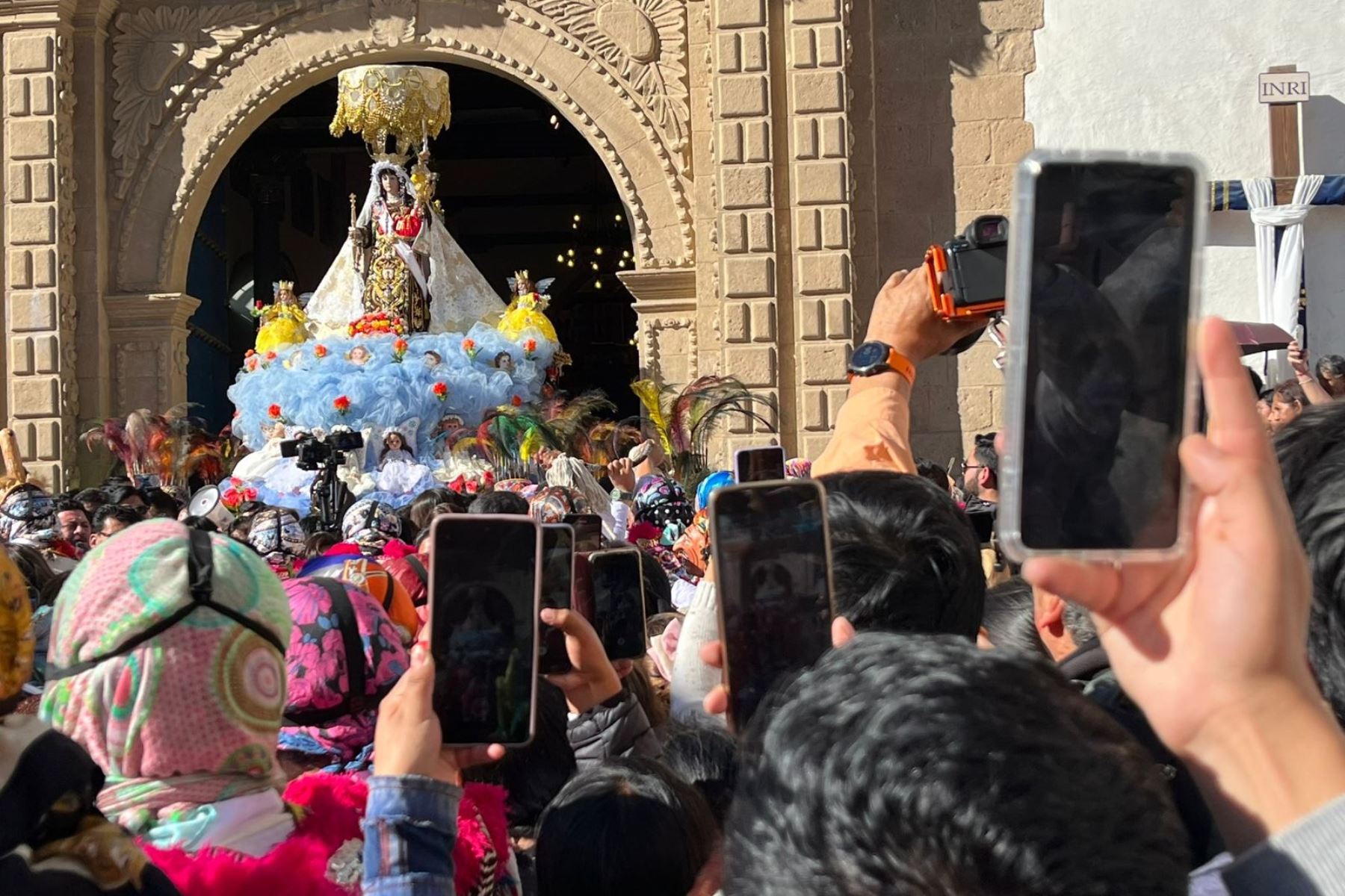 Para mañana se han programado misas, la romería al cementerio general y la segunda procesión de la Mamita Carmen hasta el puente colonial Carlos III. Foto: Cortesía Percy Hurtado