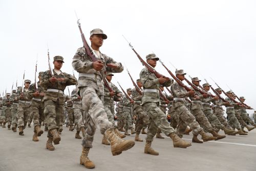 Desde la base aérea de la FAP Las Palmas, en Santiago de Surco, las tropas de nuestras 3 instituciones castrenses y de la Policía Nacional del Perú participan en el ensayo general de la Parada Militar 2025 por las Fiestas Patrias del Perú, que como todos los años se realizará el próximo martes 29 de julio. Foto: ANDINA/Daniel Bracamonte