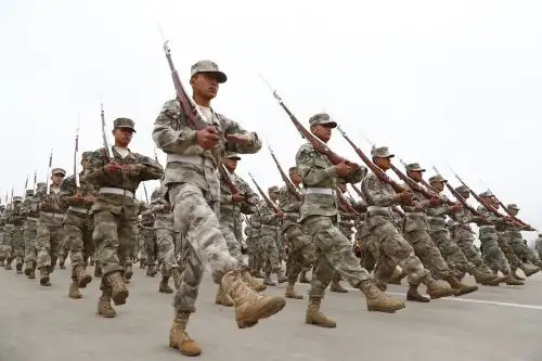 Desde la base aérea de la FAP Las Palmas, en Santiago de Surco, las tropas de nuestras 3 instituciones castrenses y de la Policía Nacional del Perú participan en el ensayo general de la Parada Militar 2025 por las Fiestas Patrias del Perú, que como todos los años se realizará el próximo martes 29 de julio. Foto: ANDINA/Daniel Bracamonte