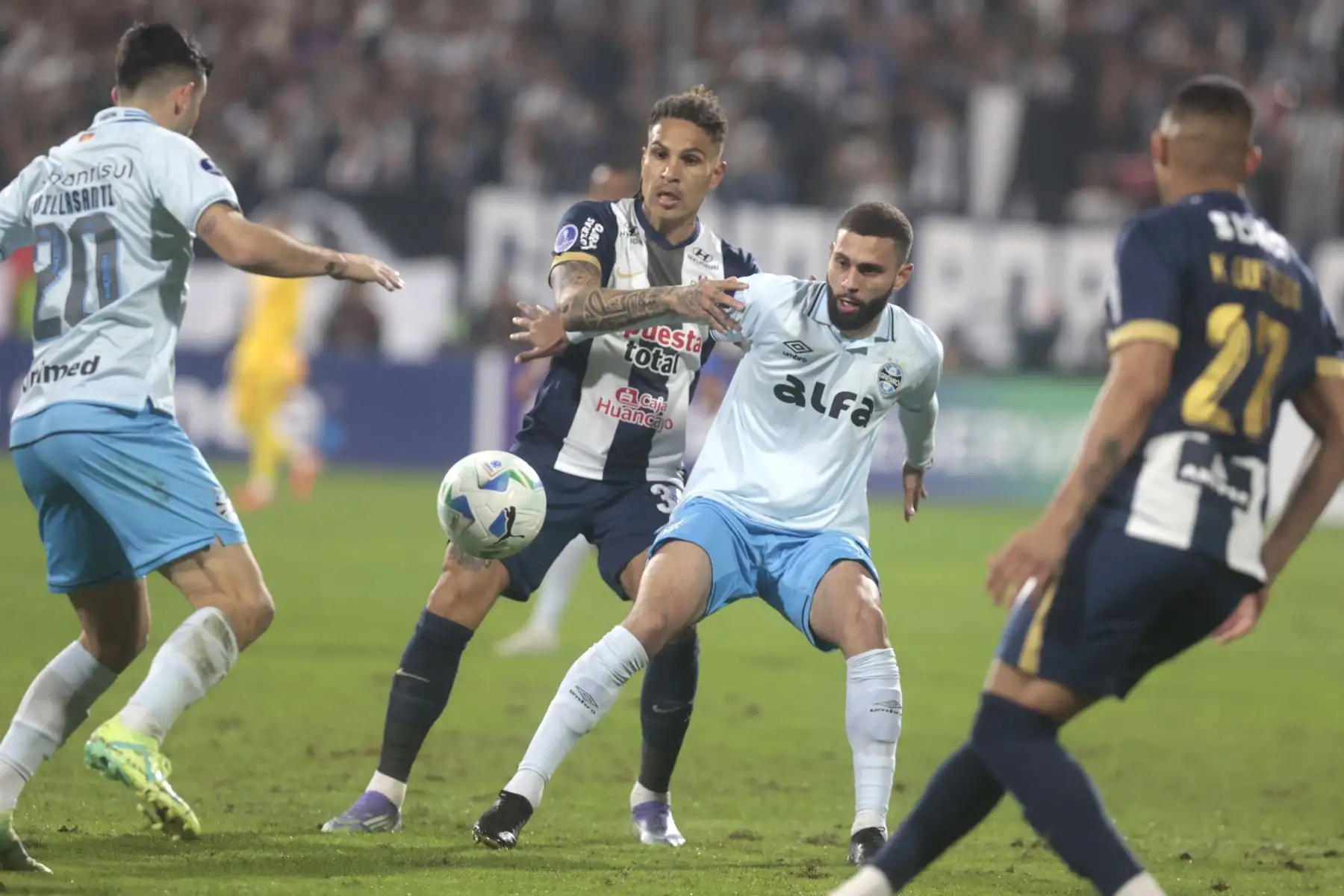 Alianza Lima se enfrenta al Gremio de Brasil en el partido por la Copa Sudamericana. Foto: ANDINA/Vidal Tarqui