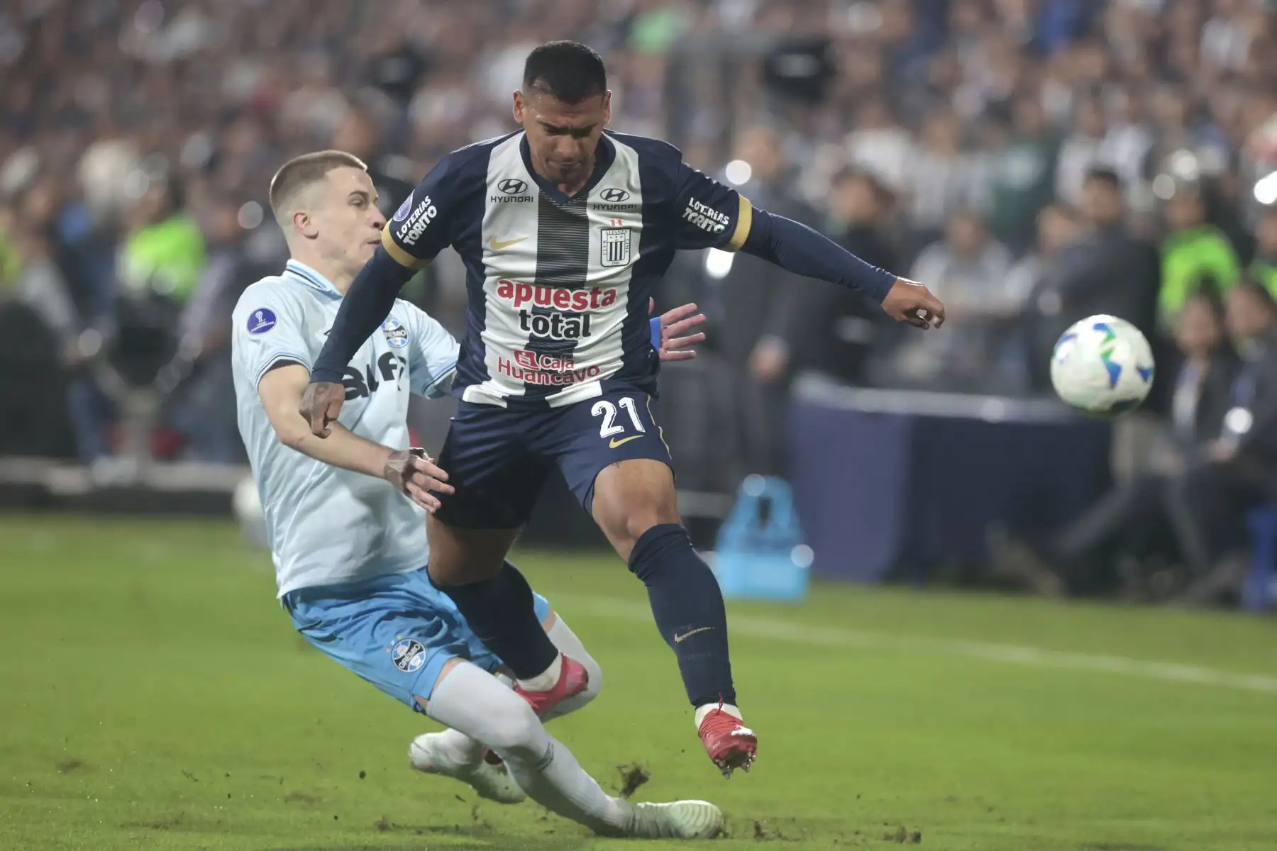 Alianza Lima se enfrenta al Gremio de Brasil en el partido por la Copa Sudamericana. Foto: ANDINA/Vidal Tarqui