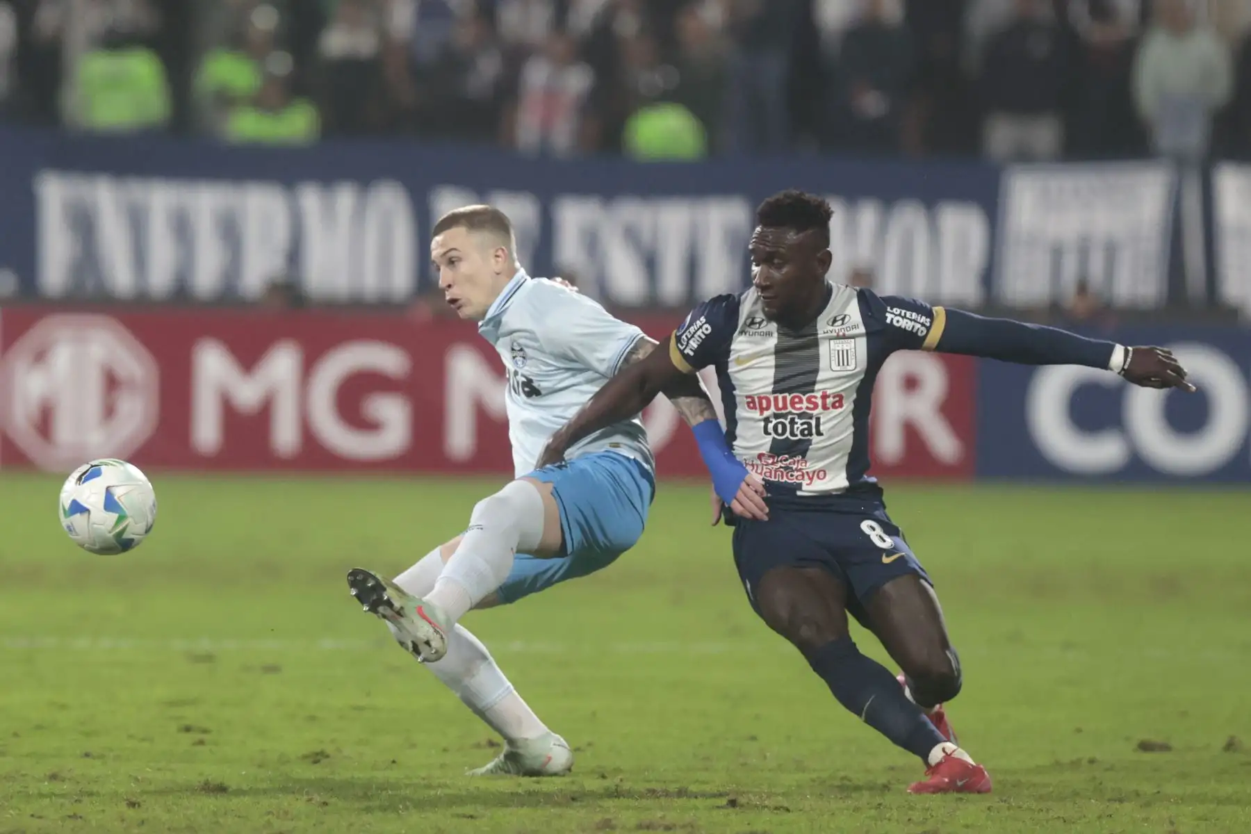 Alianza Lima se enfrenta al Gremio de Brasil en el partido por la Copa Sudamericana. Foto: ANDINA/Vidal Tarqui