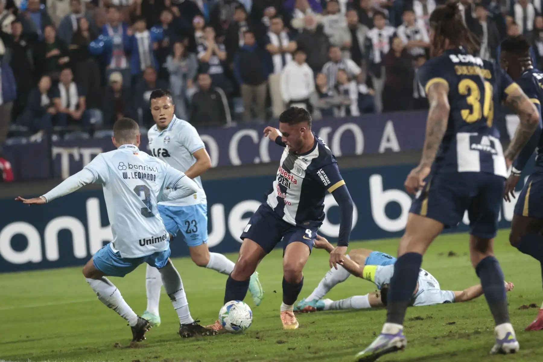 Alianza Lima se enfrenta al Gremio de Brasil en el partido por la Copa Sudamericana. Foto: ANDINA/Vidal Tarqui