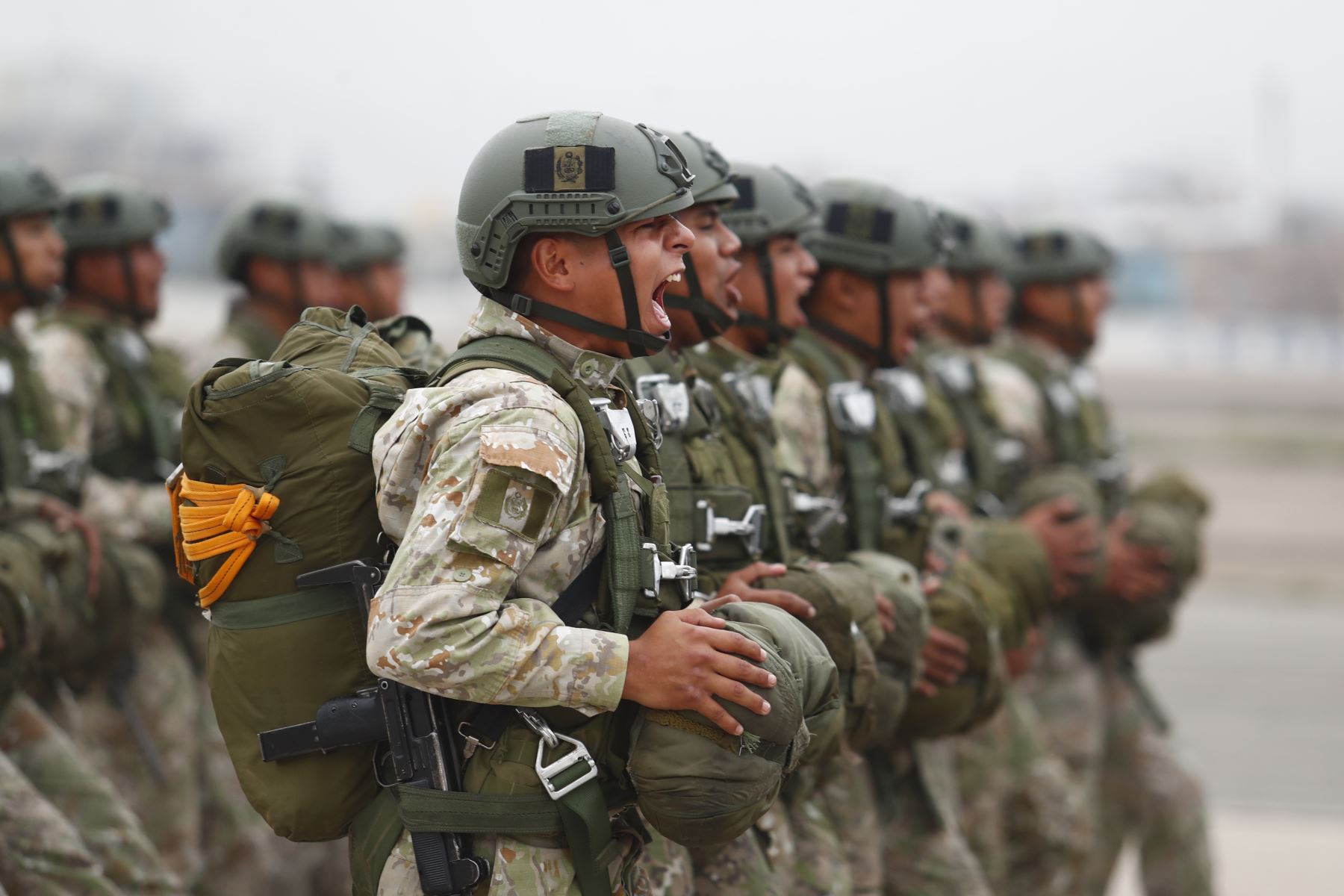 Desde la base aérea de la FAP Las Palmas, en Santiago de Surco, las tropas del Ejército, de la Marina de Guerra, de la Fuerza Aérea y de la Policía Nacional del Perú participan en el ensayo general de la Parada Militar 2025 por las Fiestas Patrias del Perú, que como todos los años se realizará el próximo martes 29 de julio. Foto: ANDINA/Daniel Bracamonte