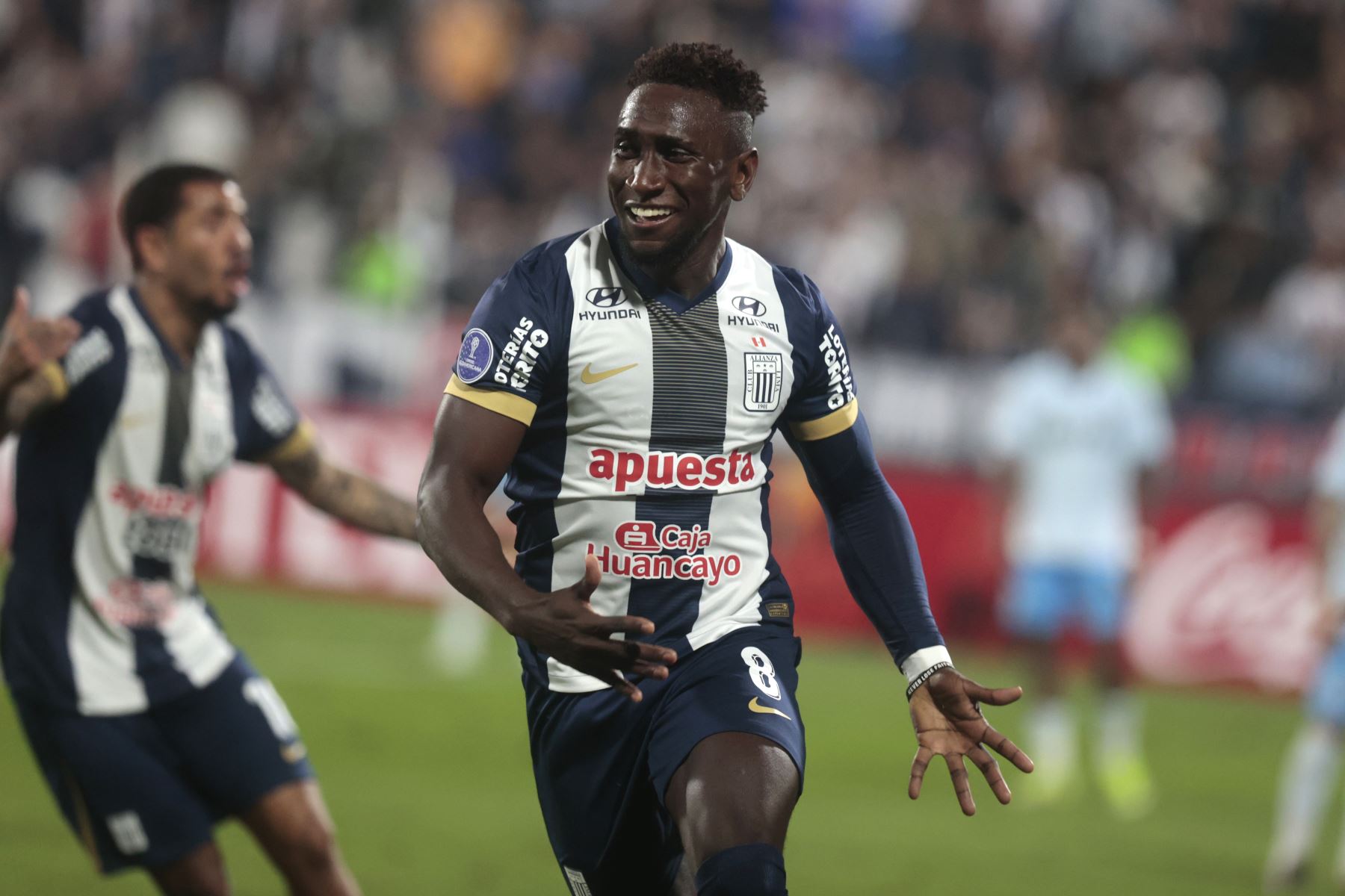Eryc Castillo celebra uno de los goles de Alianza Lima sobre Gremio. Foto: ANDINA/Vidal Tarqui