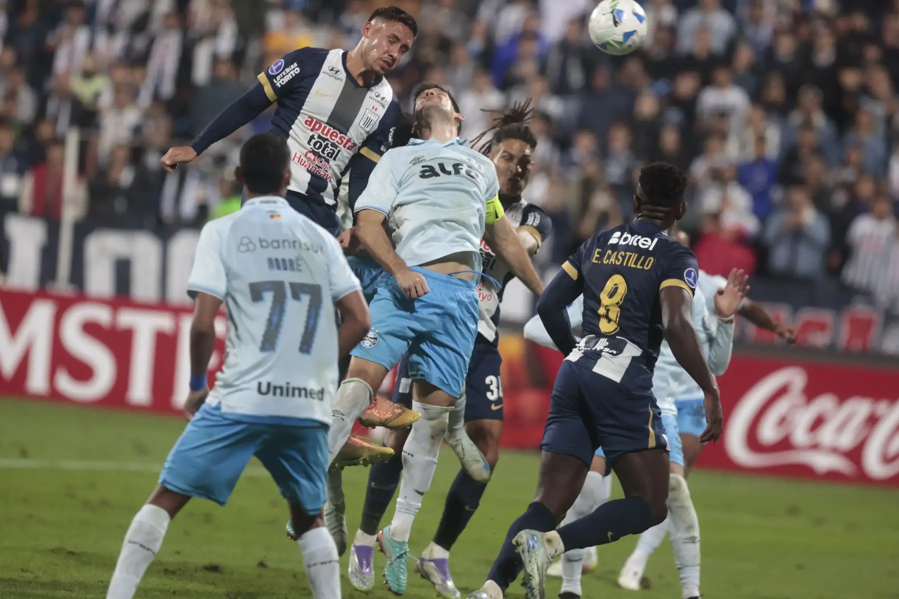 Alianza Lima se enfrenta al Gremio de Brasil en el partido por la Copa Sudamericana. Foto: ANDINA/Vidal Tarqui