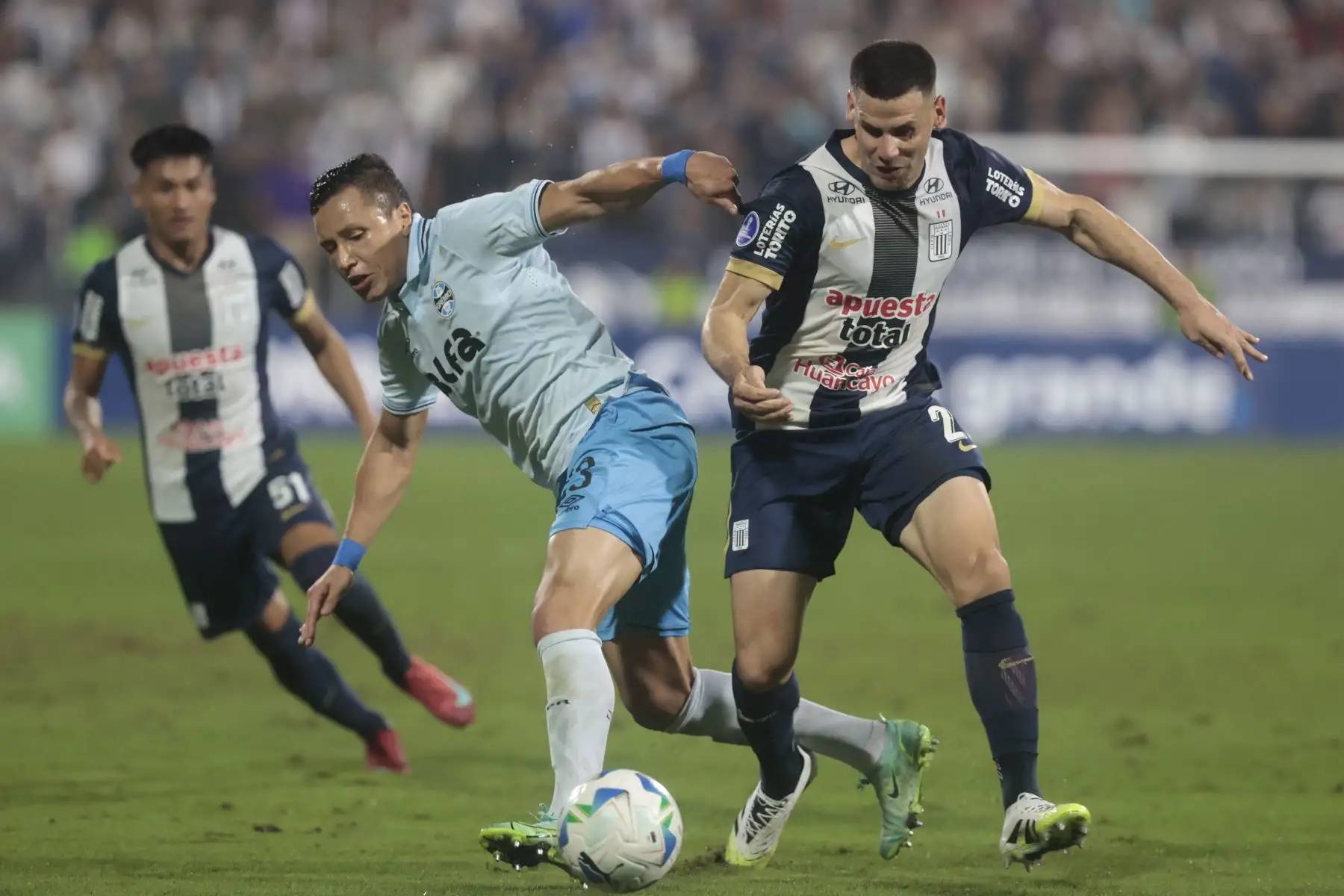 Alianza Lima se enfrenta al Gremio de Brasil en el partido por la Copa Sudamericana. Foto: ANDINA/Vidal Tarqui
