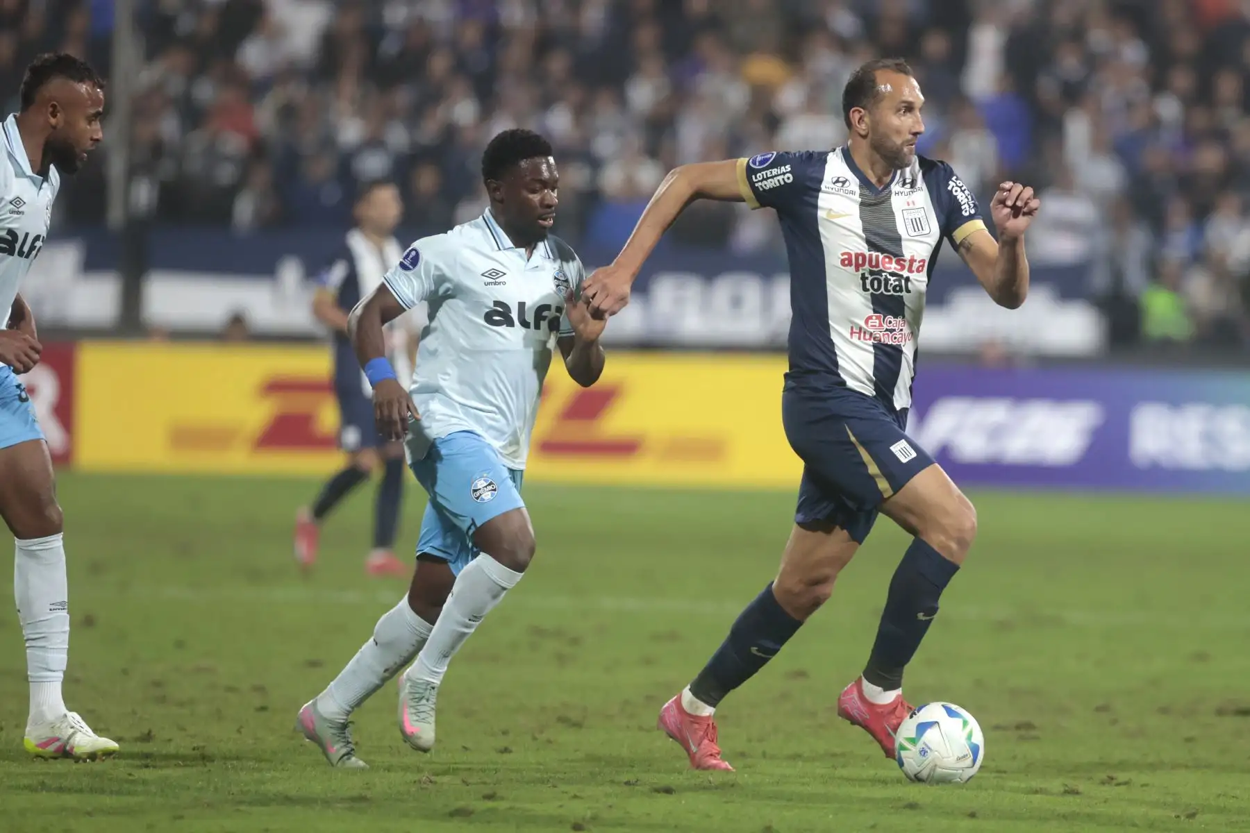 Alianza Lima se enfrenta al Gremio de Brasil en el partido por la Copa Sudamericana. Foto: ANDINA/Vidal Tarqui