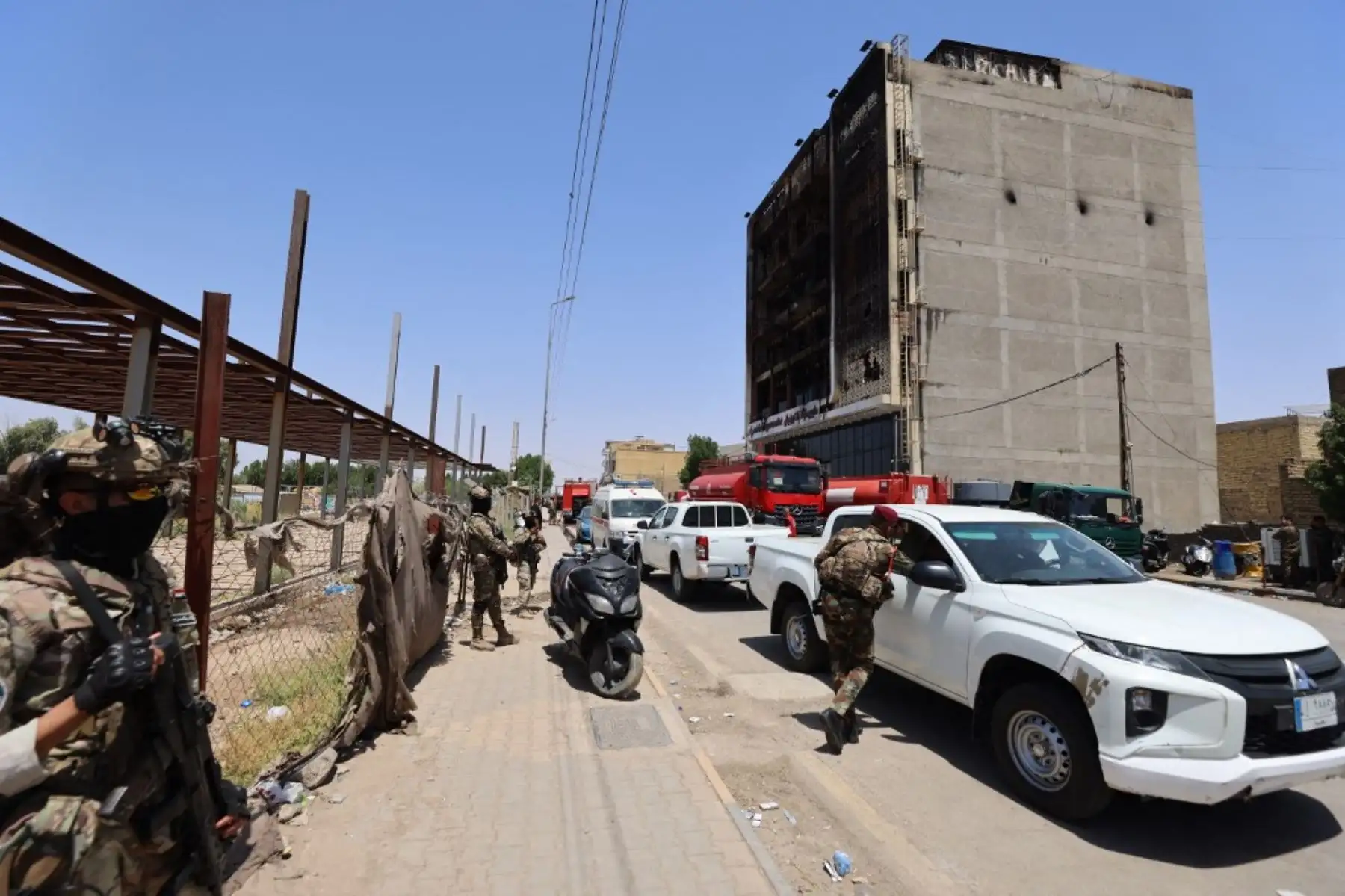 Más de 60 personas murieron en Irak en un incendio que arrasó un centro comercial en la ciudad de Kut, informaron este jueves las autoridades, mientras muchas familias siguen buscando a sus seres queridos.  Foto: AFP
