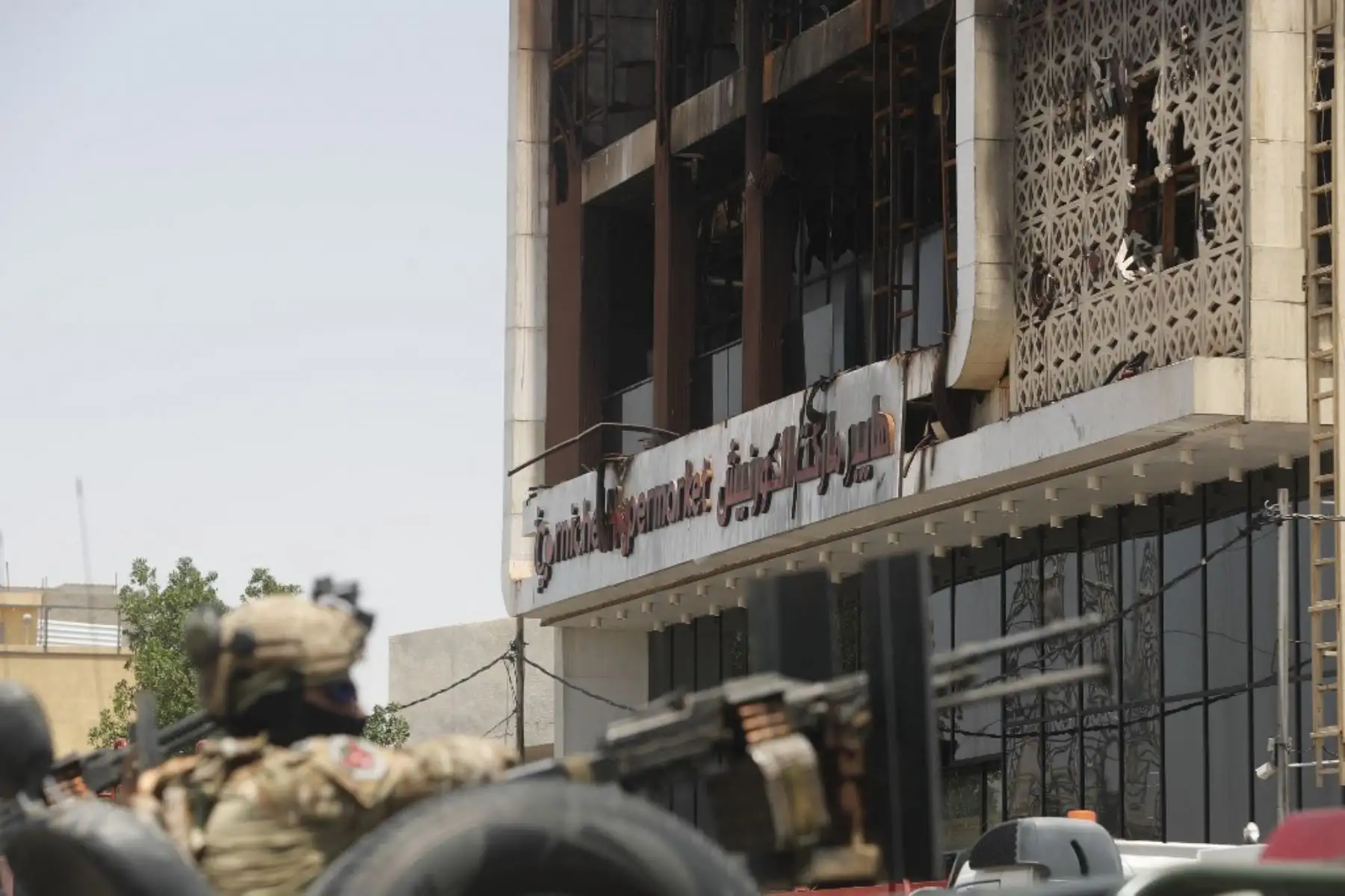 Más de 60 personas murieron en Irak en un incendio que arrasó un centro comercial en la ciudad de Kut, informaron este jueves las autoridades, mientras muchas familias siguen buscando a sus seres queridos.  Foto: AFP