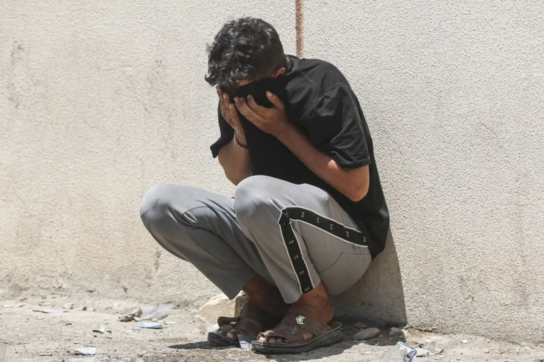 Más de 60 personas murieron en Irak en un incendio que arrasó un centro comercial en la ciudad de Kut, informaron este jueves las autoridades, mientras muchas familias siguen buscando a sus seres queridos.  Foto: AFP