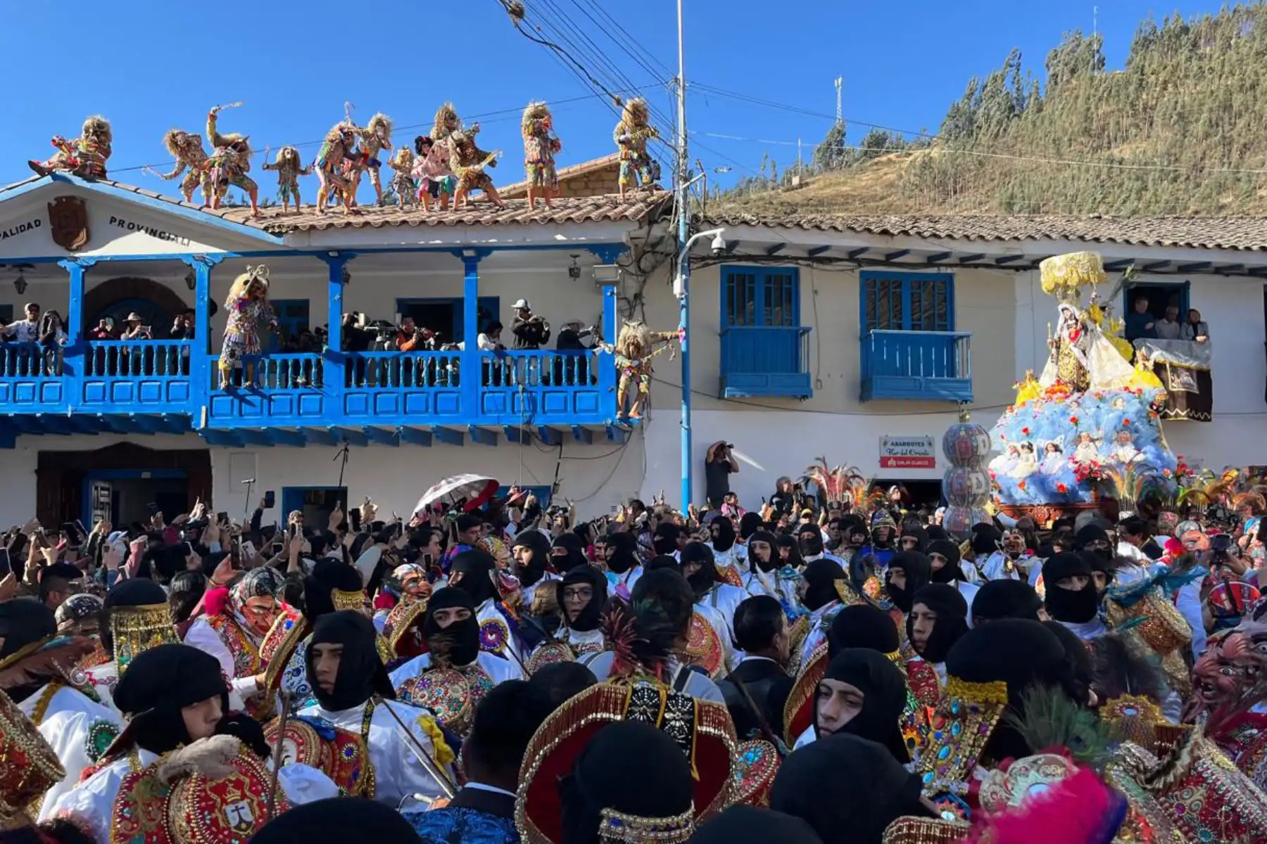 Al canto de "señorita exquisita, hermosa filigranita..." salió esta tarde y recorre en procesión por las calles de ciudad de Paucartambo, la imagen de la Virgen del Carmen. Foto: ANDINA/Percy Hurtado Santillán