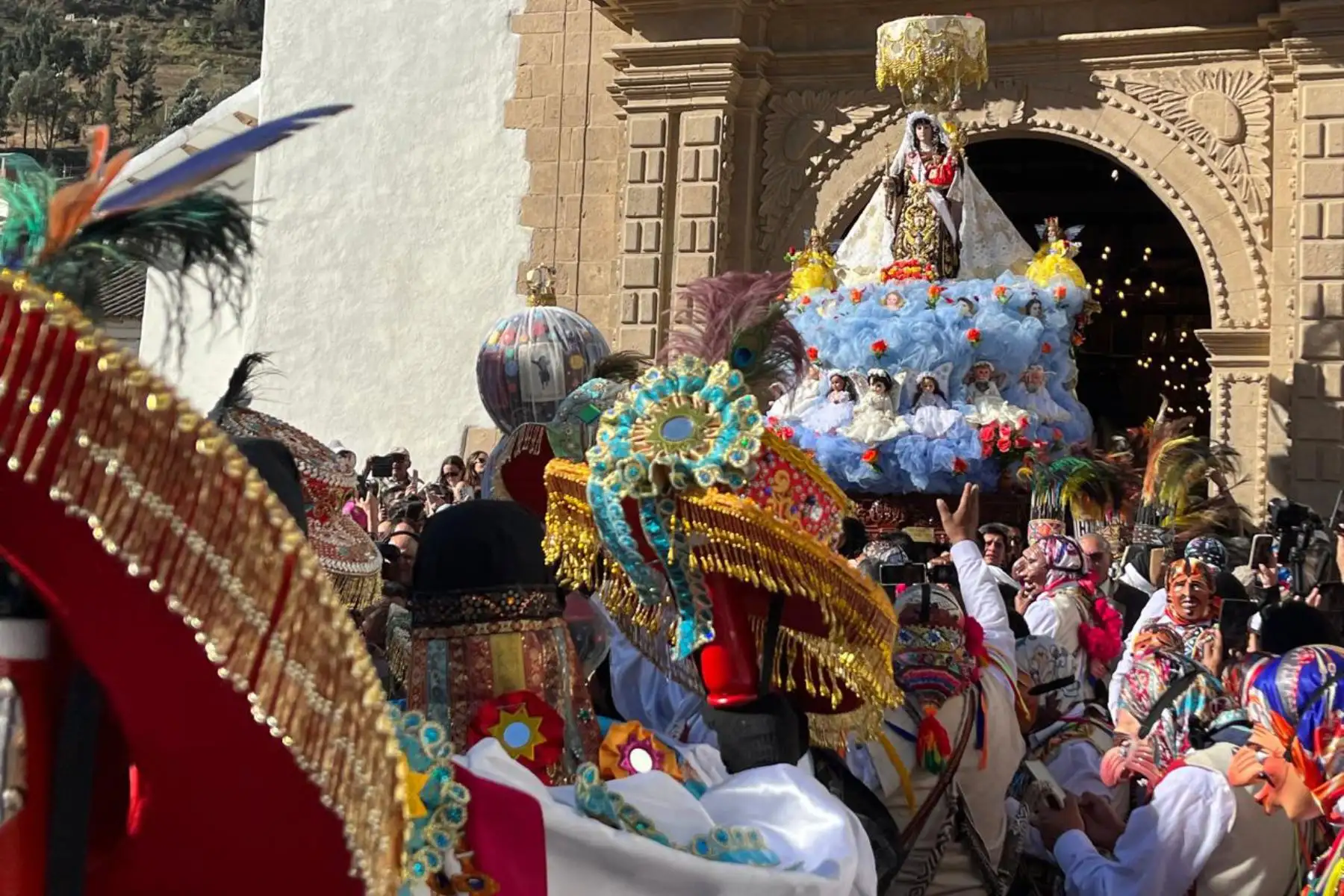 Al canto de "señorita exquisita, hermosa filigranita..." salió esta tarde y recorre en procesión por las calles de ciudad de Paucartambo, la imagen de la Virgen del Carmen. Foto: ANDINA/Percy Hurtado Santillán