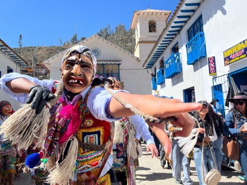 Fiesta y devoción: Virgen del Carmen sale en procesión por calles de Paucartambo