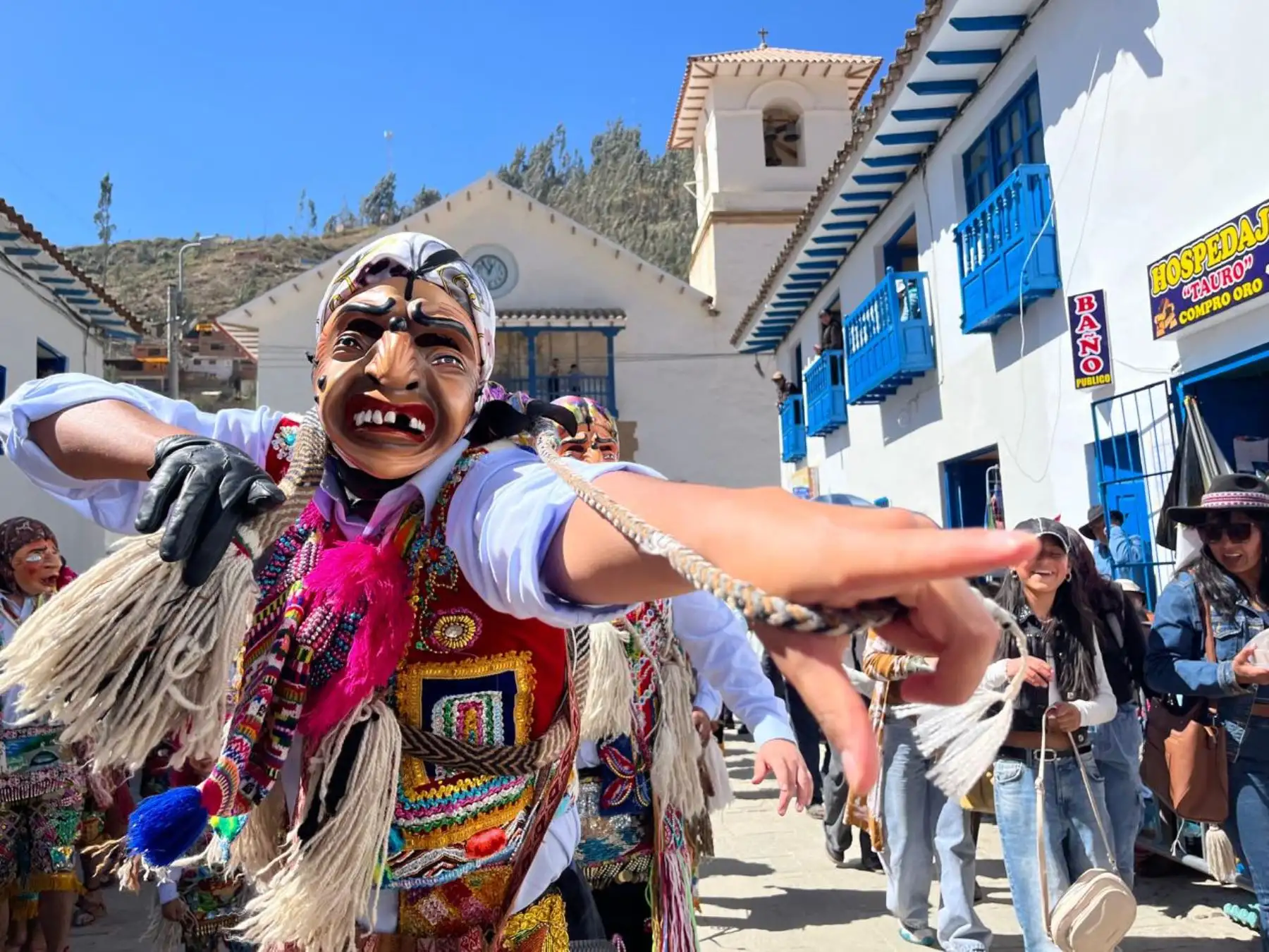 La plaza mayor luce abarrotada al igual que las calles; las cuadrillas de danzarines se turnan para llevar la imagen en andas; mientras otros oran y otros cantan en quechua, como los q