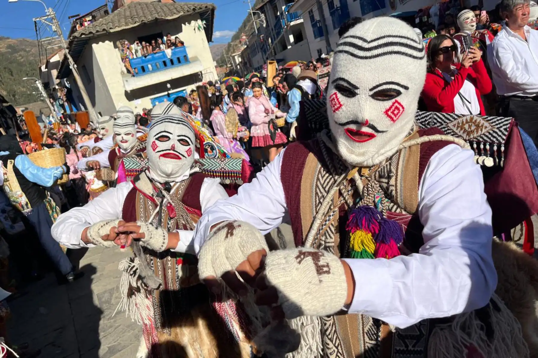 La plaza mayor luce abarrotada al igual que las calles; las cuadrillas de danzarines se turnan para llevar la imagen en andas; mientras otros oran y otros cantan en quechua, como los q