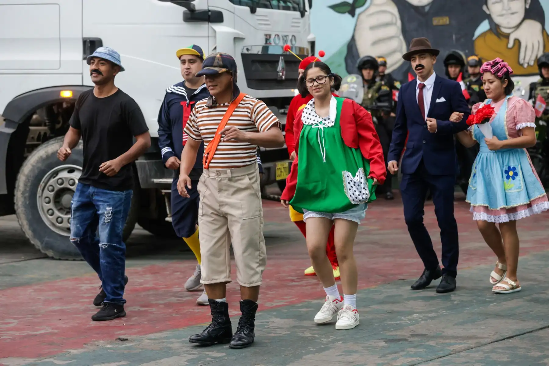 El Escuadrón Verde presentó una demostración como parte de los preparativos de seguridad por Fiestas Patrias, destacando su labor frente a la delincuencia común. La unidad, conformada por el Departamento de Inteligencia Terna, el escuadrón operativo y el motorizado, escenificó un operativo encubierto en el que agentes Terna usaron disfraces de personajes del Chavo del 8 como estrategia para infiltrarse y pasar desapercibidos. Foto: ANDINA/Luis Iparraguirre