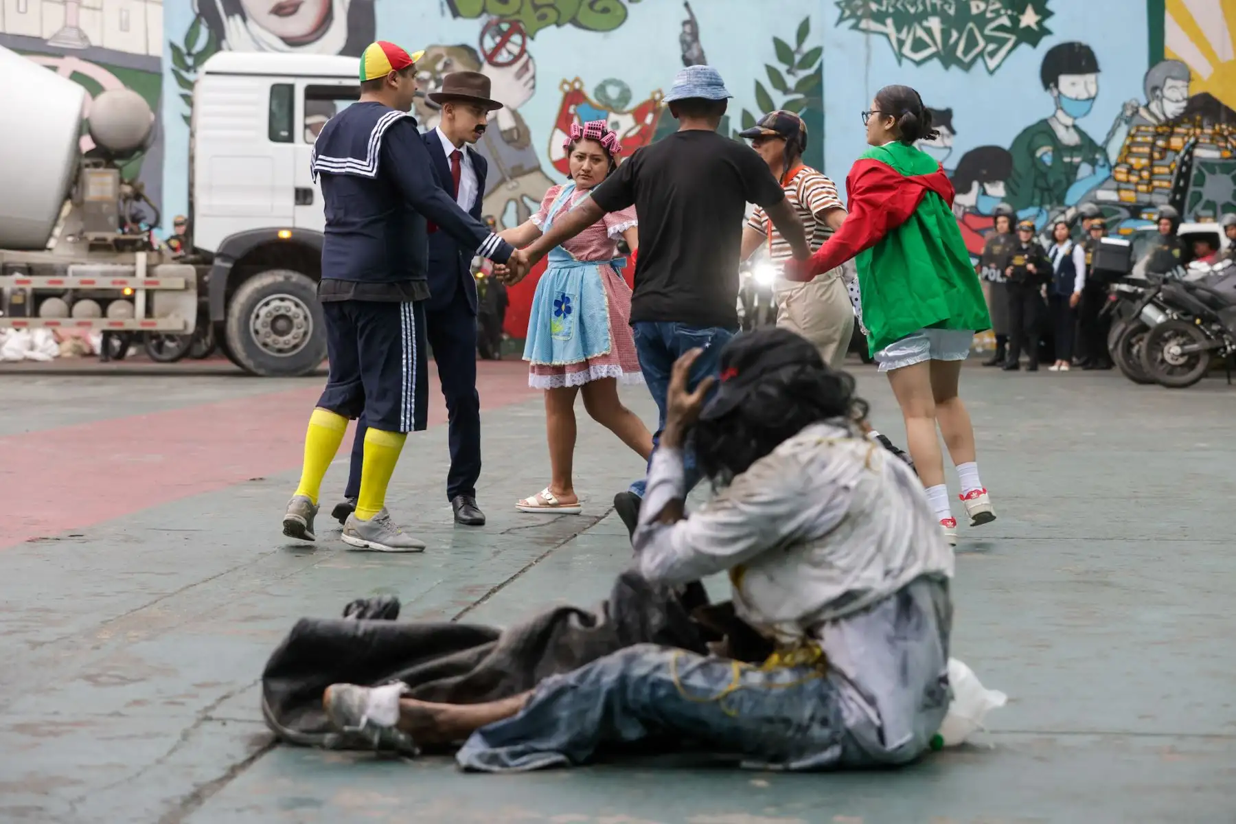 El Escuadrón Verde presentó una demostración como parte de los preparativos de seguridad por Fiestas Patrias, destacando su labor frente a la delincuencia común. La unidad, conformada por el Departamento de Inteligencia Terna, el escuadrón operativo y el motorizado, escenificó un operativo encubierto en el que agentes Terna usaron disfraces de personajes del Chavo del 8 como estrategia para infiltrarse y pasar desapercibidos. Foto: ANDINA/Luis Iparraguirre