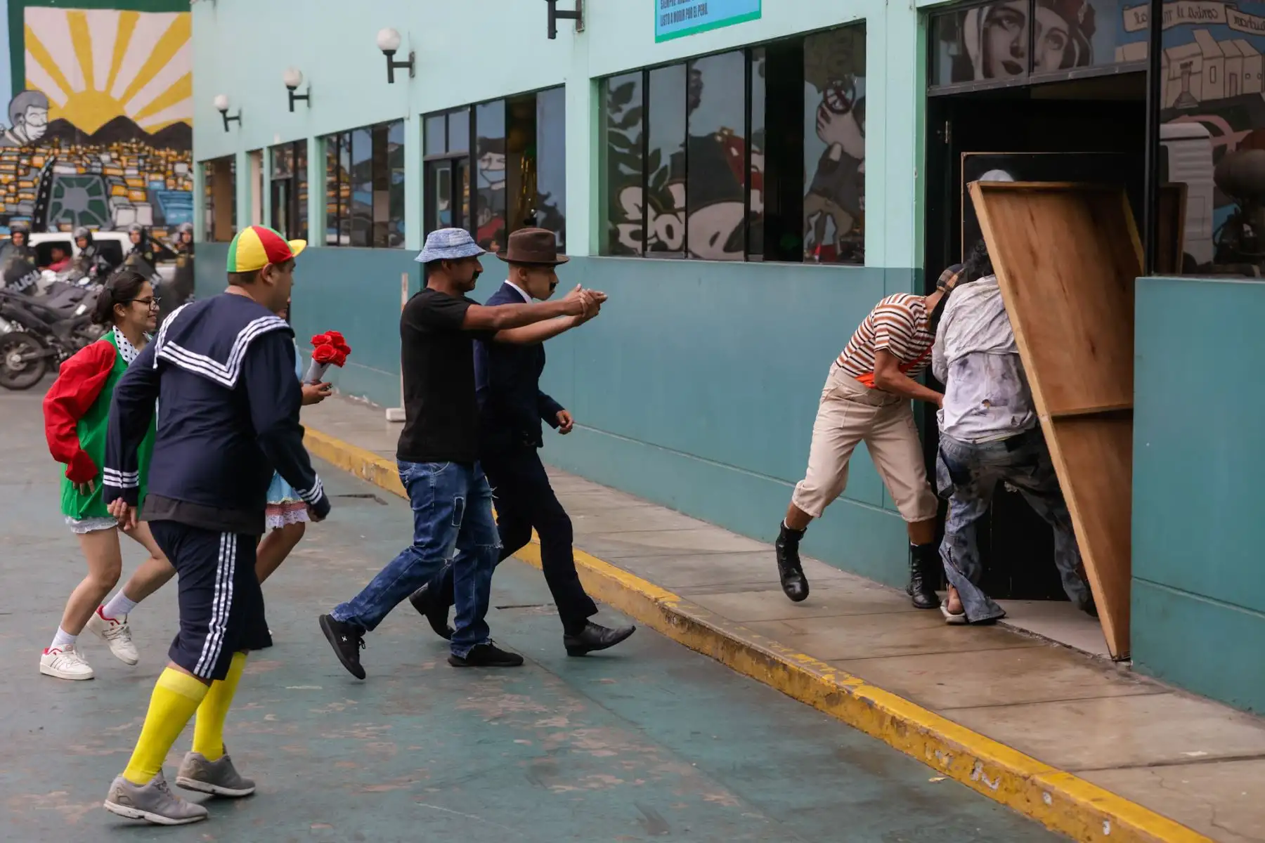 El Escuadrón Verde presentó una demostración como parte de los preparativos de seguridad por Fiestas Patrias, destacando su labor frente a la delincuencia común. La unidad, conformada por el Departamento de Inteligencia Terna, el escuadrón operativo y el motorizado, escenificó un operativo encubierto en el que agentes Terna usaron disfraces de personajes del Chavo del 8 como estrategia para infiltrarse y pasar desapercibidos. Foto: ANDINA/Luis Iparraguirre