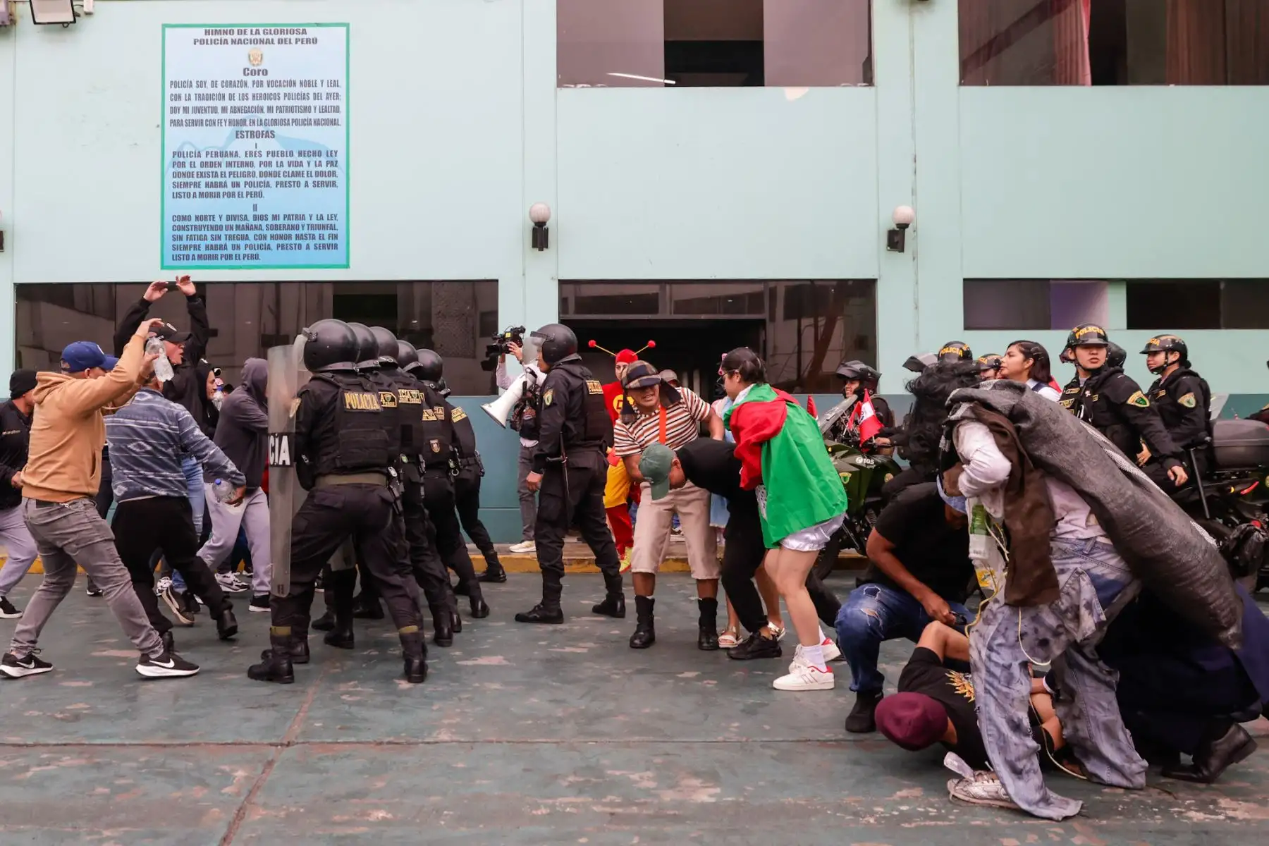 El Escuadrón Verde presentó una demostración como parte de los preparativos de seguridad por Fiestas Patrias, destacando su labor frente a la delincuencia común. La unidad, conformada por el Departamento de Inteligencia Terna, el escuadrón operativo y el motorizado, escenificó un operativo encubierto en el que agentes Terna usaron disfraces de personajes del Chavo del 8 como estrategia para infiltrarse y pasar desapercibidos. Foto: ANDINA/Luis Iparraguirre