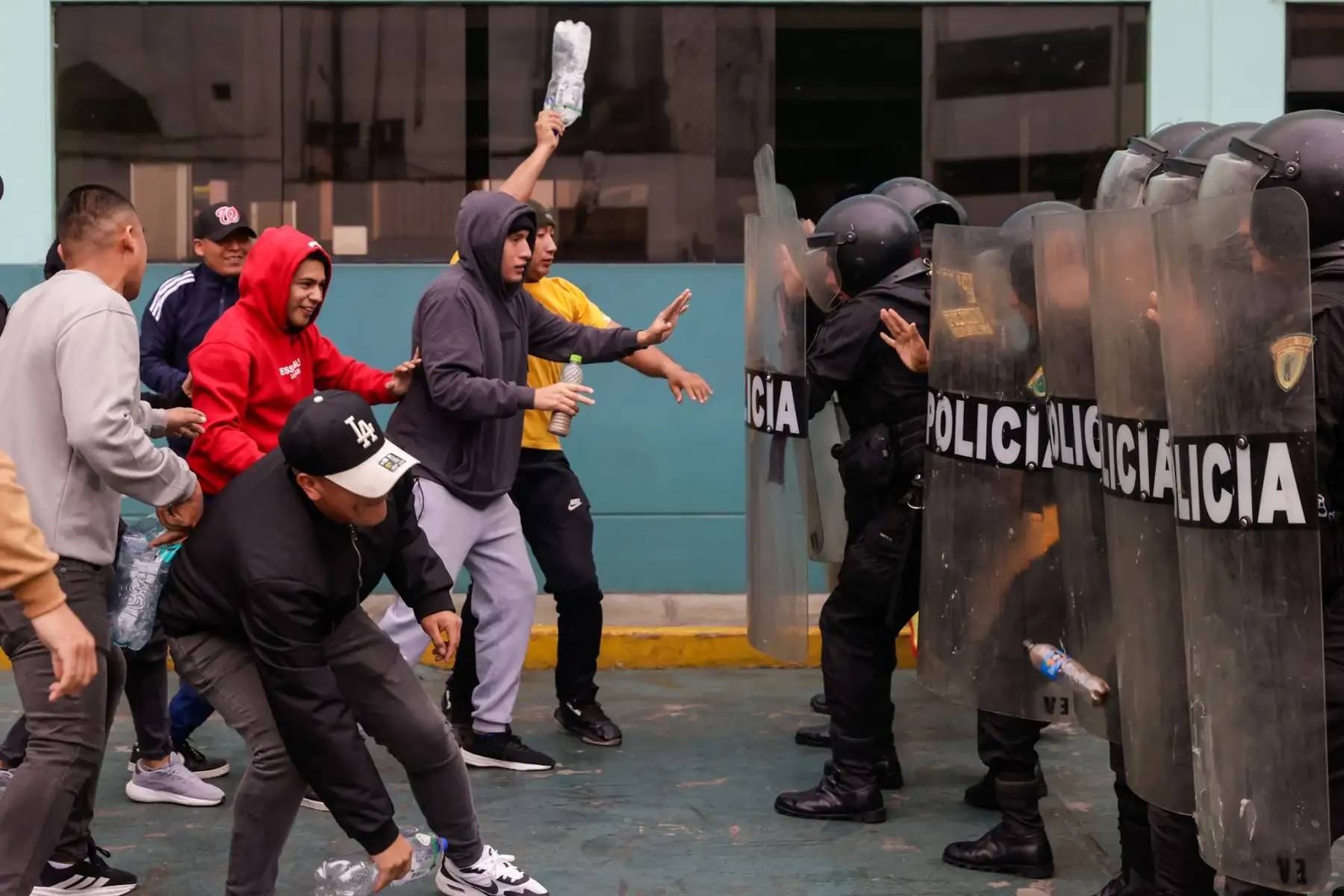 El Escuadrón Verde presentó una demostración como parte de los preparativos de seguridad por Fiestas Patrias, destacando su labor frente a la delincuencia común. La unidad, conformada por el Departamento de Inteligencia Terna, el escuadrón operativo y el motorizado, escenificó un operativo encubierto en el que agentes Terna usaron disfraces de personajes del Chavo del 8 como estrategia para infiltrarse y pasar desapercibidos. Foto: ANDINA/Luis Iparraguirre