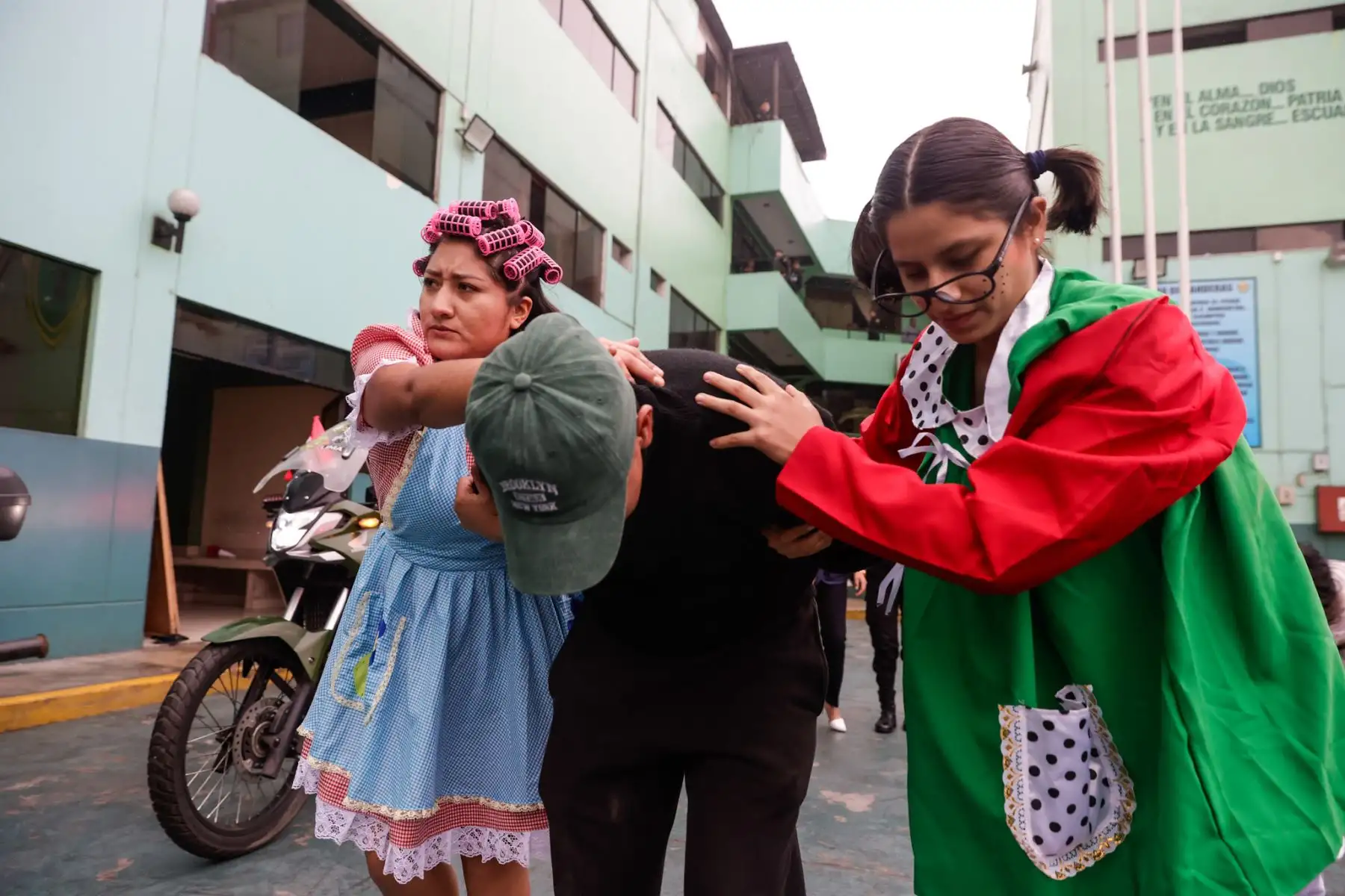 El Escuadrón Verde presentó una demostración como parte de los preparativos de seguridad por Fiestas Patrias, destacando su labor frente a la delincuencia común. La unidad, conformada por el Departamento de Inteligencia Terna, el escuadrón operativo y el motorizado, escenificó un operativo encubierto en el que agentes Terna usaron disfraces de personajes del Chavo del 8 como estrategia para infiltrarse y pasar desapercibidos. Foto: ANDINA/Luis Iparraguirre