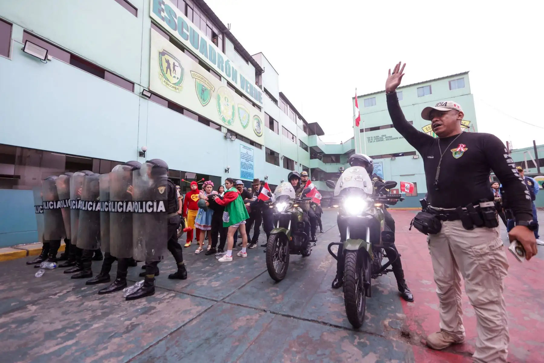 El Escuadrón Verde presentó una demostración como parte de los preparativos de seguridad por Fiestas Patrias, destacando su labor frente a la delincuencia común. La unidad, conformada por el Departamento de Inteligencia Terna, el escuadrón operativo y el motorizado, escenificó un operativo encubierto en el que agentes Terna usaron disfraces de personajes del Chavo del 8 como estrategia para infiltrarse y pasar desapercibidos. Foto: ANDINA/Luis Iparraguirre
