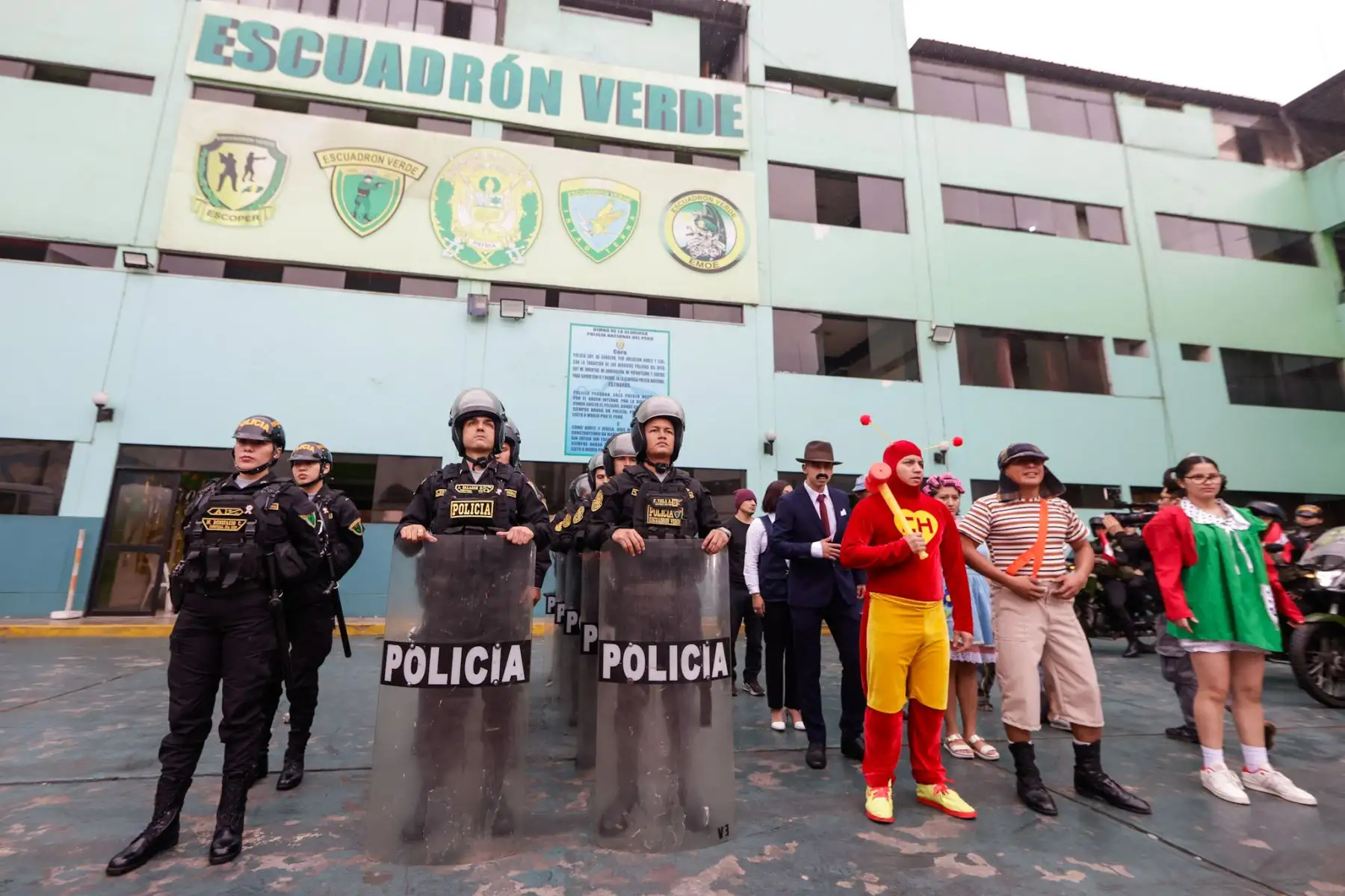 El Escuadrón Verde presentó una demostración como parte de los preparativos de seguridad por Fiestas Patrias, destacando su labor frente a la delincuencia común. La unidad, conformada por el Departamento de Inteligencia Terna, el escuadrón operativo y el motorizado, escenificó un operativo encubierto en el que agentes Terna usaron disfraces de personajes del Chavo del 8 como estrategia para infiltrarse y pasar desapercibidos. Foto: ANDINA/Luis Iparraguirre