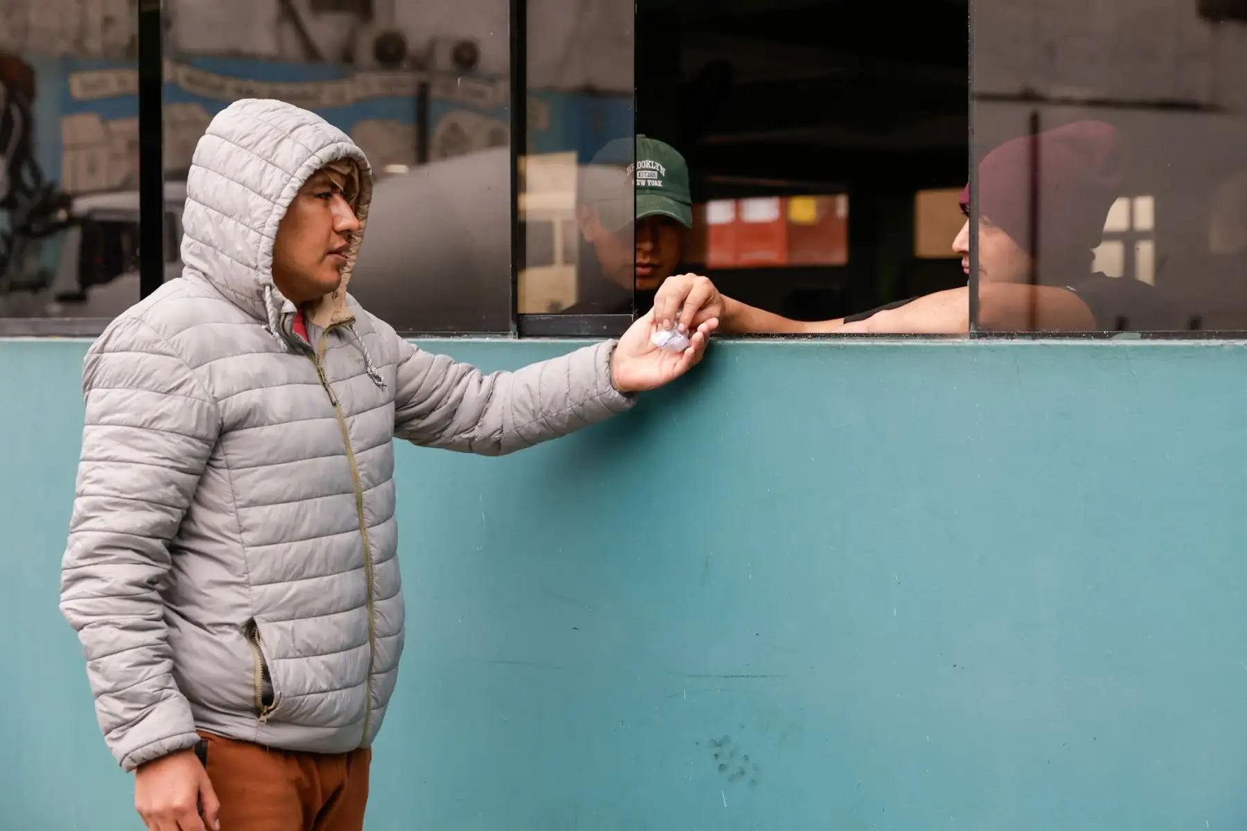El Escuadrón Verde presentó una demostración como parte de los preparativos de seguridad por Fiestas Patrias, destacando su labor frente a la delincuencia común. La unidad, conformada por el Departamento de Inteligencia Terna, el escuadrón operativo y el motorizado, escenificó un operativo encubierto en el que agentes Terna usaron disfraces de personajes del Chavo del 8 como estrategia para infiltrarse y pasar desapercibidos. Foto: ANDINA/Luis Iparraguirre