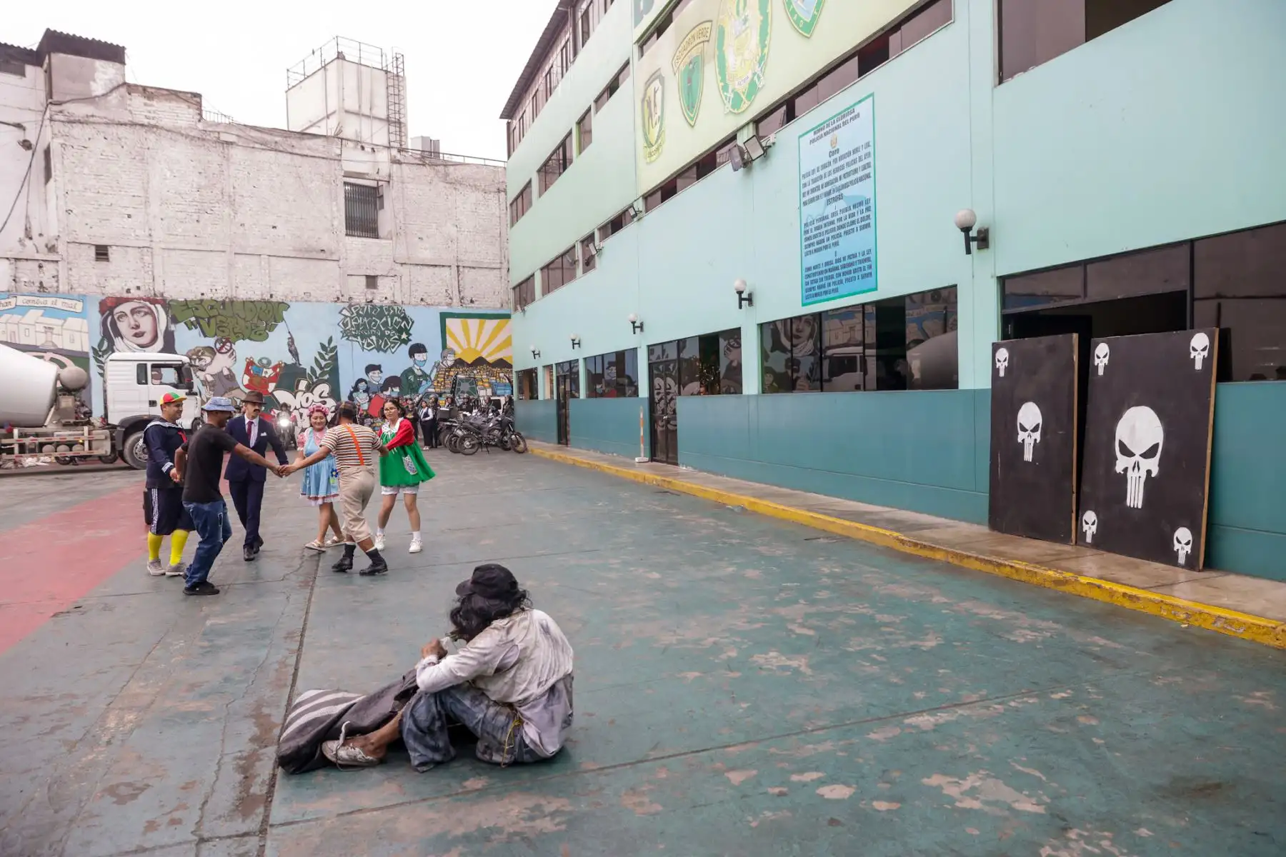 El Escuadrón Verde presentó una demostración como parte de los preparativos de seguridad por Fiestas Patrias, destacando su labor frente a la delincuencia común. La unidad, conformada por el Departamento de Inteligencia Terna, el escuadrón operativo y el motorizado, escenificó un operativo encubierto en el que agentes Terna usaron disfraces de personajes del Chavo del 8 como estrategia para infiltrarse y pasar desapercibidos. Foto: ANDINA/Luis Iparraguirre