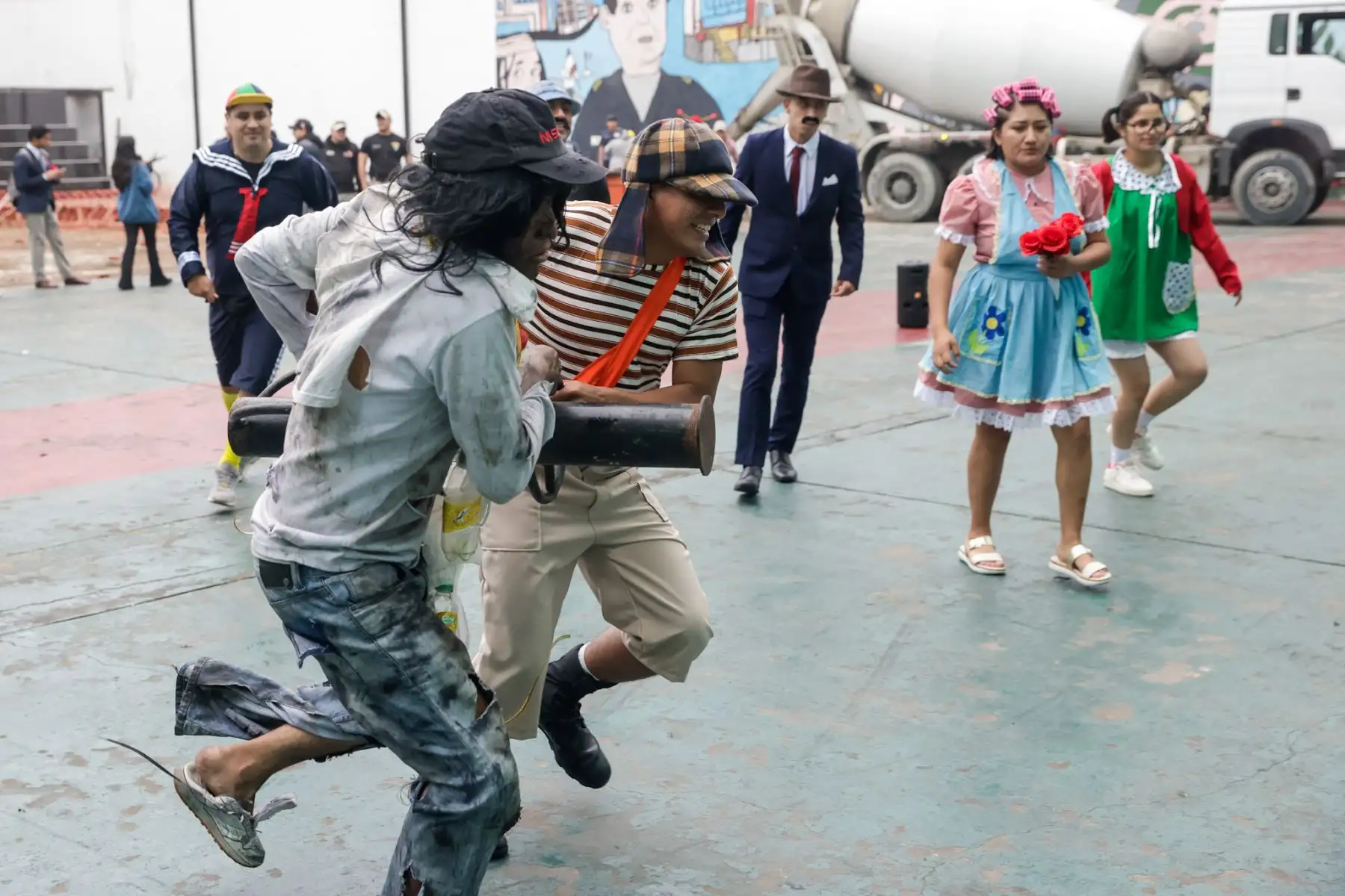 El Escuadrón Verde presentó una demostración como parte de los preparativos de seguridad por Fiestas Patrias, destacando su labor frente a la delincuencia común. La unidad, conformada por el Departamento de Inteligencia Terna, el escuadrón operativo y el motorizado, escenificó un operativo encubierto en el que agentes Terna usaron disfraces de personajes del Chavo del 8 como estrategia para infiltrarse y pasar desapercibidos. Foto: ANDINA/Luis Iparraguirre