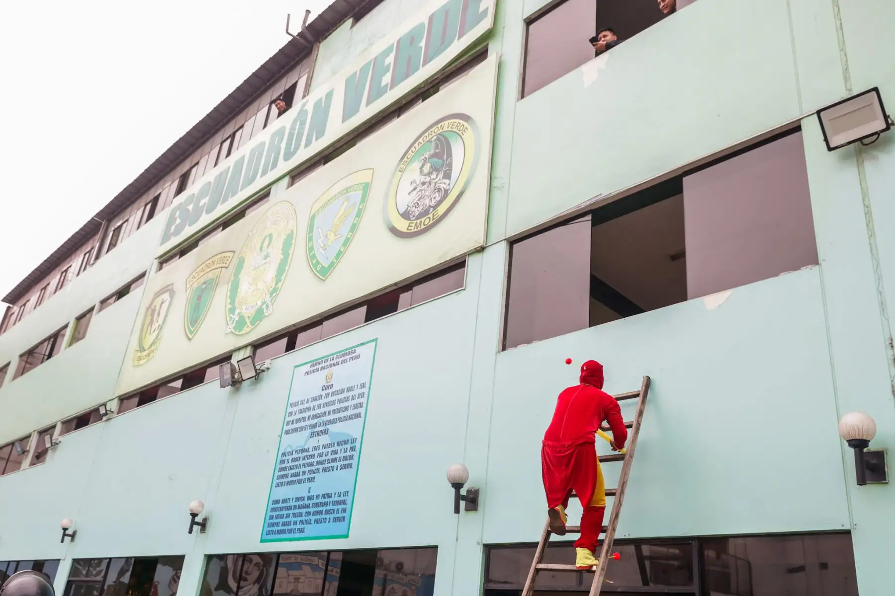 El Escuadrón Verde presentó una demostración como parte de los preparativos de seguridad por Fiestas Patrias, destacando su labor frente a la delincuencia común. La unidad, conformada por el Departamento de Inteligencia Terna, el escuadrón operativo y el motorizado, escenificó un operativo encubierto en el que agentes Terna usaron disfraces de personajes del Chavo del 8 como estrategia para infiltrarse y pasar desapercibidos. Foto: ANDINA/Luis Iparraguirre