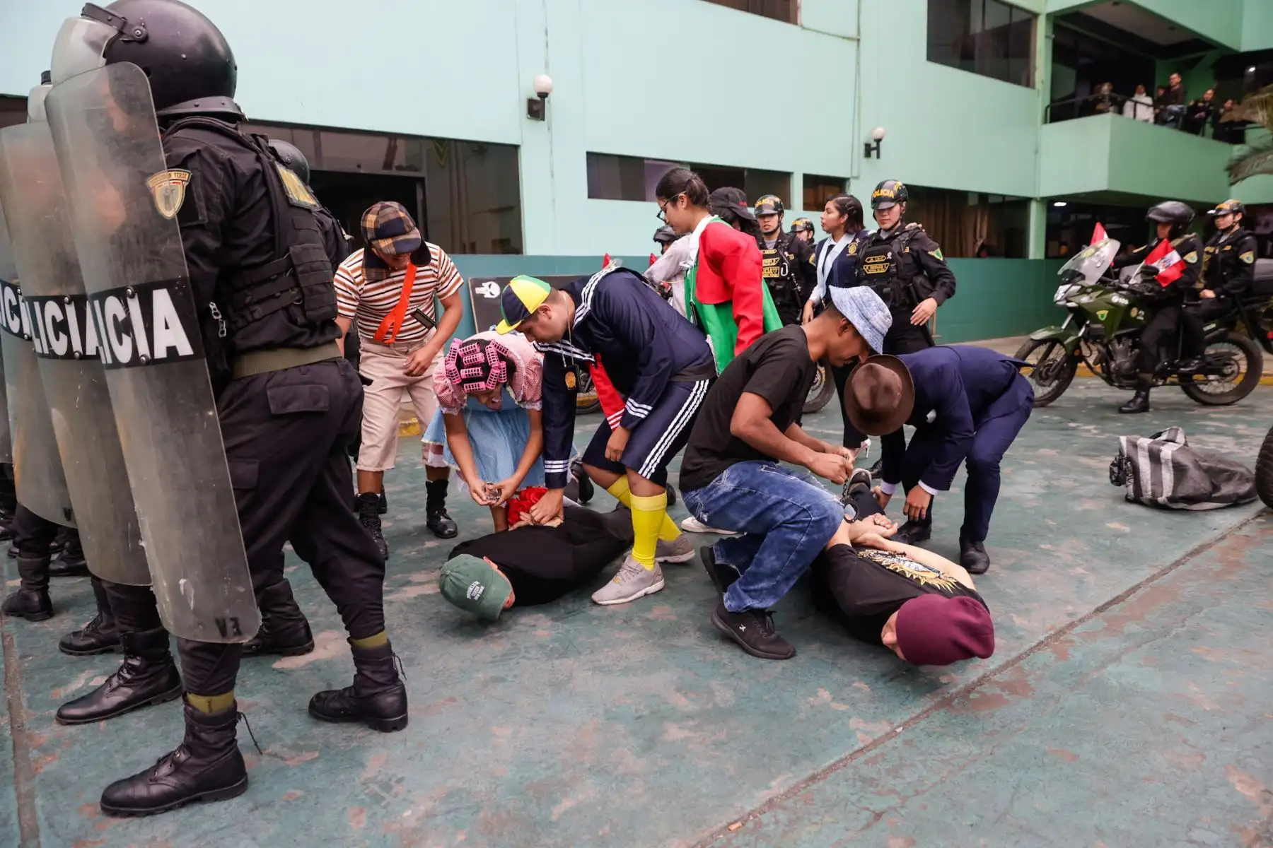 El Escuadrón Verde presentó una demostración como parte de los preparativos de seguridad por Fiestas Patrias, destacando su labor frente a la delincuencia común. La unidad, conformada por el Departamento de Inteligencia Terna, el escuadrón operativo y el motorizado, escenificó un operativo encubierto en el que agentes Terna usaron disfraces de personajes del Chavo del 8 como estrategia para infiltrarse y pasar desapercibidos. Foto: ANDINA/Luis Iparraguirre
